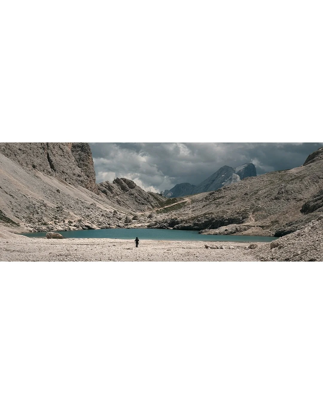out there &middot; 🇮🇹
.
.
.

#dolomites #southtyrol #s&uuml;dtirol #dolomiten #alps #italy
#alpinehiking #mountainlandscape #bergsee #wanderlust #alpineviews
#exploretocreate #hikingadventures #solohiker #mountainpass #turquoiselake
#earthmoods #tr