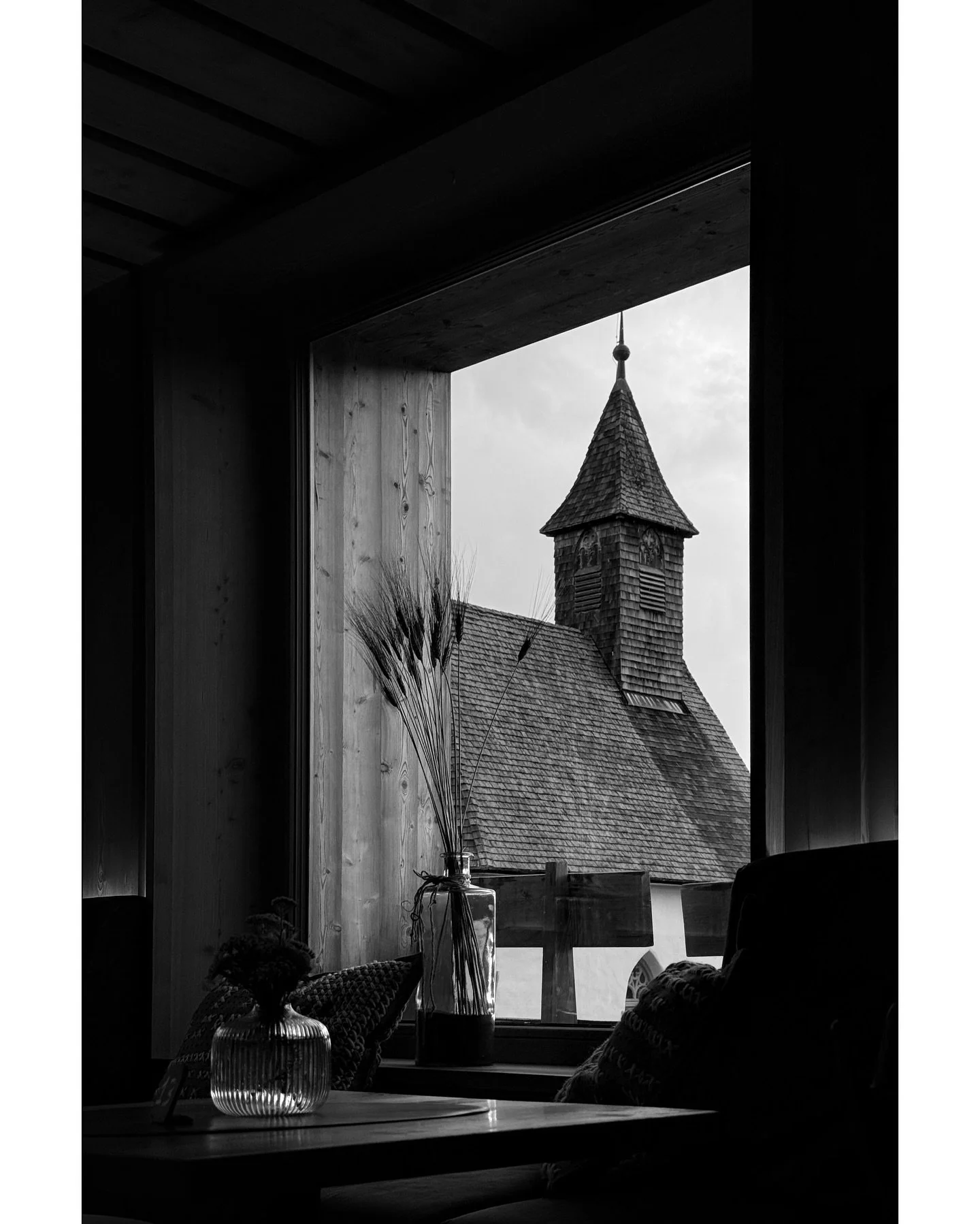 framed &middot; 🇮🇹 
.
.
.
#dolomites #southtyrol #s&uuml;dtirol #alpsview #mountainlodge 
#alpinearchitecture #windowview #interiorphotography #framedview #stillmoments 
#mountainretreat #designanddetail #lightandshadow #calmspaces #slowspaces 
#co