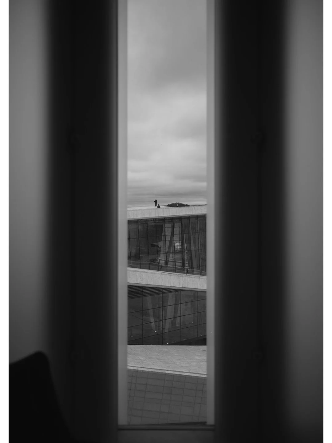 like through a curtain &middot; 🇳🇴
.
.
.
#norway #oslo #operahouse #architecturephotography #modernarchitecture #nordicdesign #scandinavianarchitecture #minimalarchitecture #geometryandlight #visualsilence #quietobservation #monochromephotography #