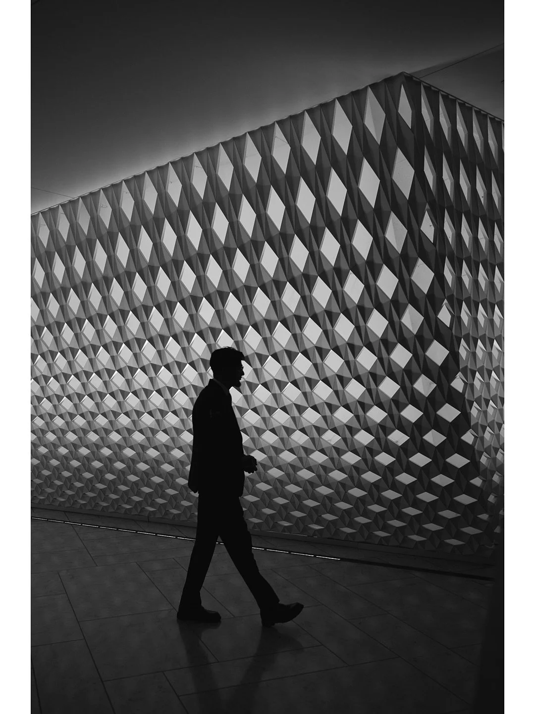 in passing light &middot; 🇳🇴
.
.
.
#norway #oslo #architecturephotography #modernarchitecture #urbangeometry #citylight #visualsilence #quietobservation #bnwphotography #bnwminimalism #fineartbw #geometryandlight #poeticrealism #humaninarchitecture