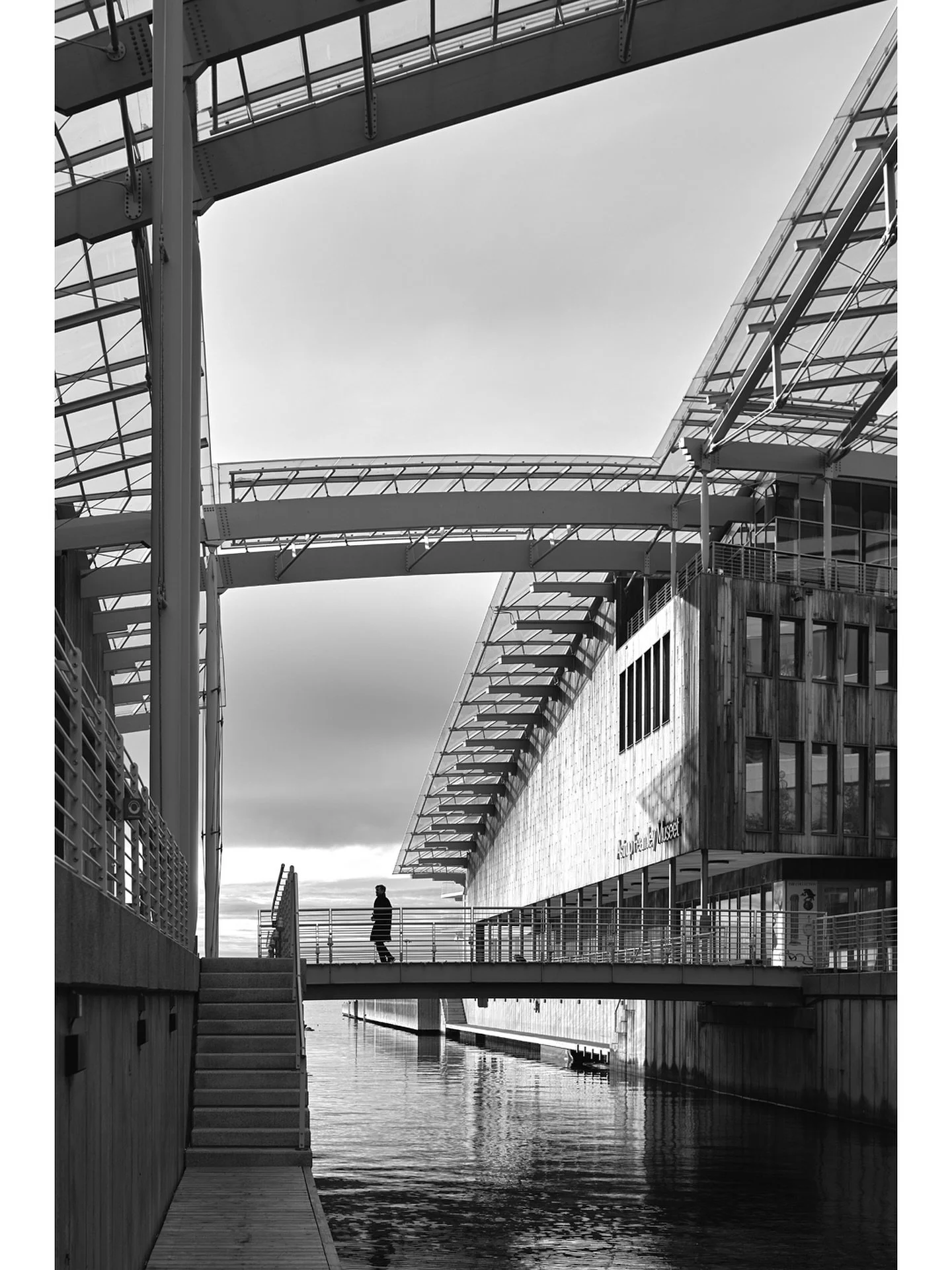connecting &middot; 🇳🇴
.
.
.

#norway #oslo #astrupfearnley #architecturephotography #modernarchitecture #urbangeometry #coastalarchitecture #citylight #bnwphotography #bnwminimalism #fineartbw #geometryandlight #poeticrealism #visualsilence #quiet