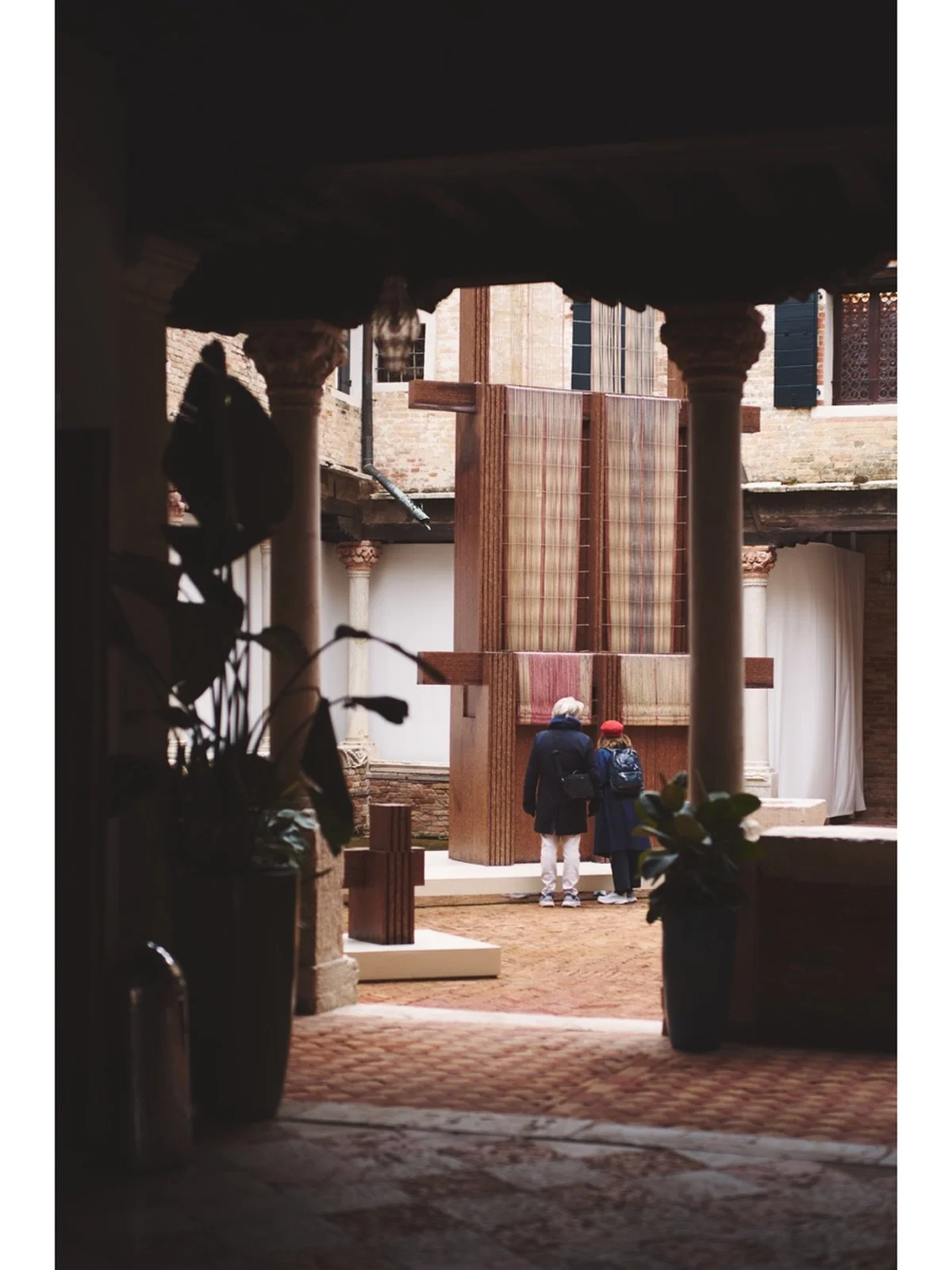 meanwhile &middot; 🇮🇹
.
.
.
#italy #venice #venezia #veniceitaly #venicelife #venicevibes #urbanstories #quietmoment #everydaypoetry #visualpoetry #cityobservations #architecturelovers #italianarchitecture #streetphotography #softcolors #peopleinpl