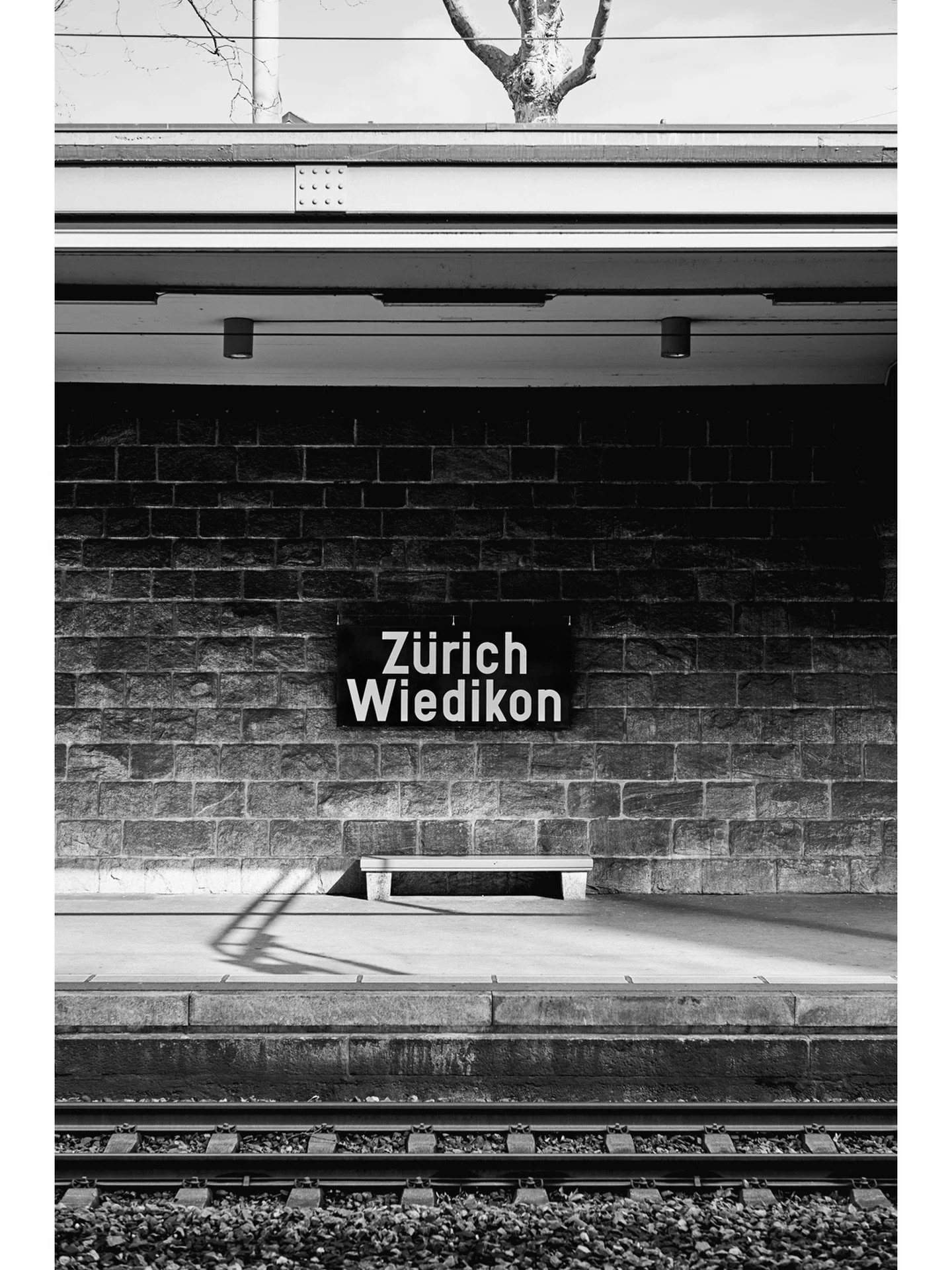 offset &middot; 🇨🇭
.
.
.
#zurich #contemporaryphotography #monochromeart #urbangeometry #MyLeicaPhoto 

@leica_camera_schweiz 
@leica_camera 
@leica_fotografie_international
@bnw_legit
@streetphotographyinternational
@raw_bnw