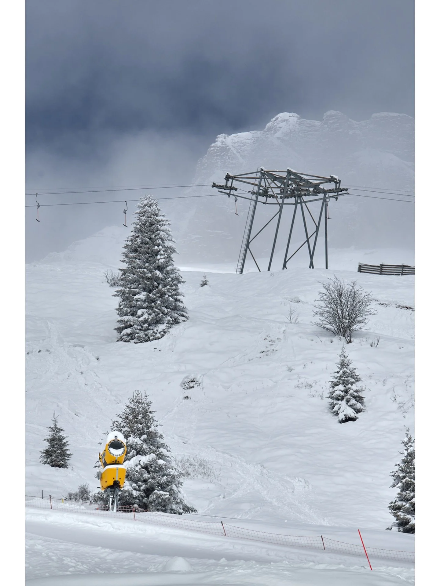 standby
.
.
.
#alps
#switzerland
#infrastructurephotography
#contemporaryphotography
#MyLeicaFoto

@leica_camera_schweiz 
@leica_fotografie_international