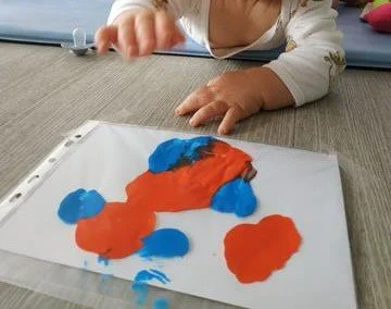 Activité peinture propre dans notre crèche de Vallet