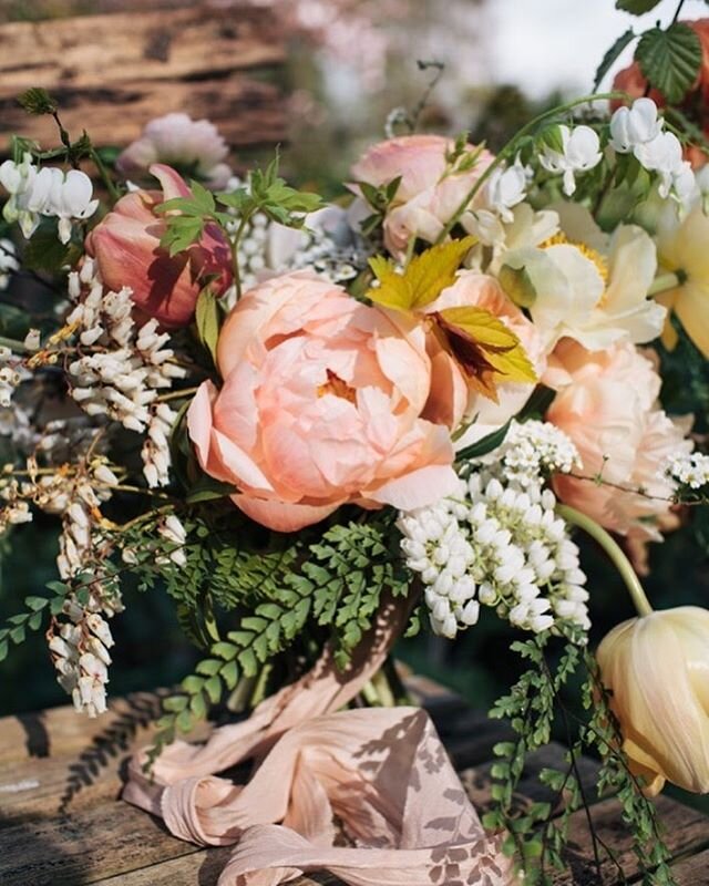 Coral peonies, tulips and ranunculuses. I would so love work with spring flowers right now. But hopefully the border will open soon! Photo by @joanjojo #springbouquet #weddingbouquets #coralpeonies #floralartnow #underthefloralspell #fineartbride #we