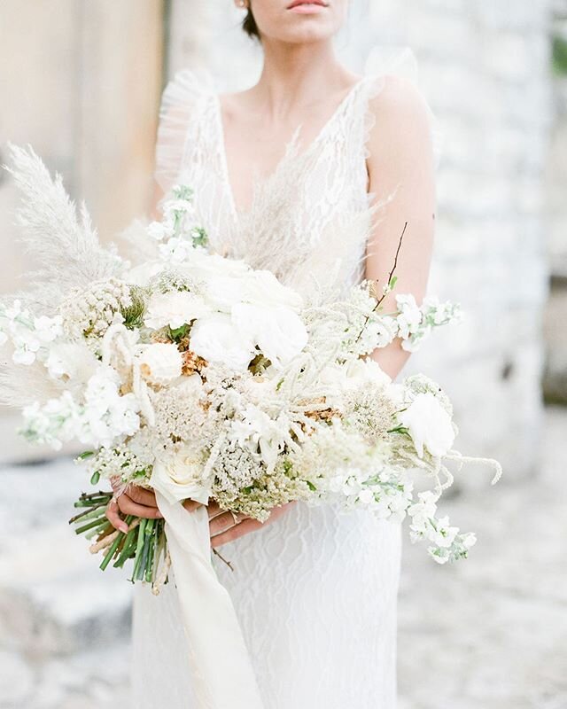 Neutral tones with just a hint of biscuit and soft gold of pampas grass. Would you use dried florals in your bouquet? Photography @melanienedelko // bridal dress @annak_official via @luluanna_salon #neutralwedding #weddingbouquets #bouquets #bridalin