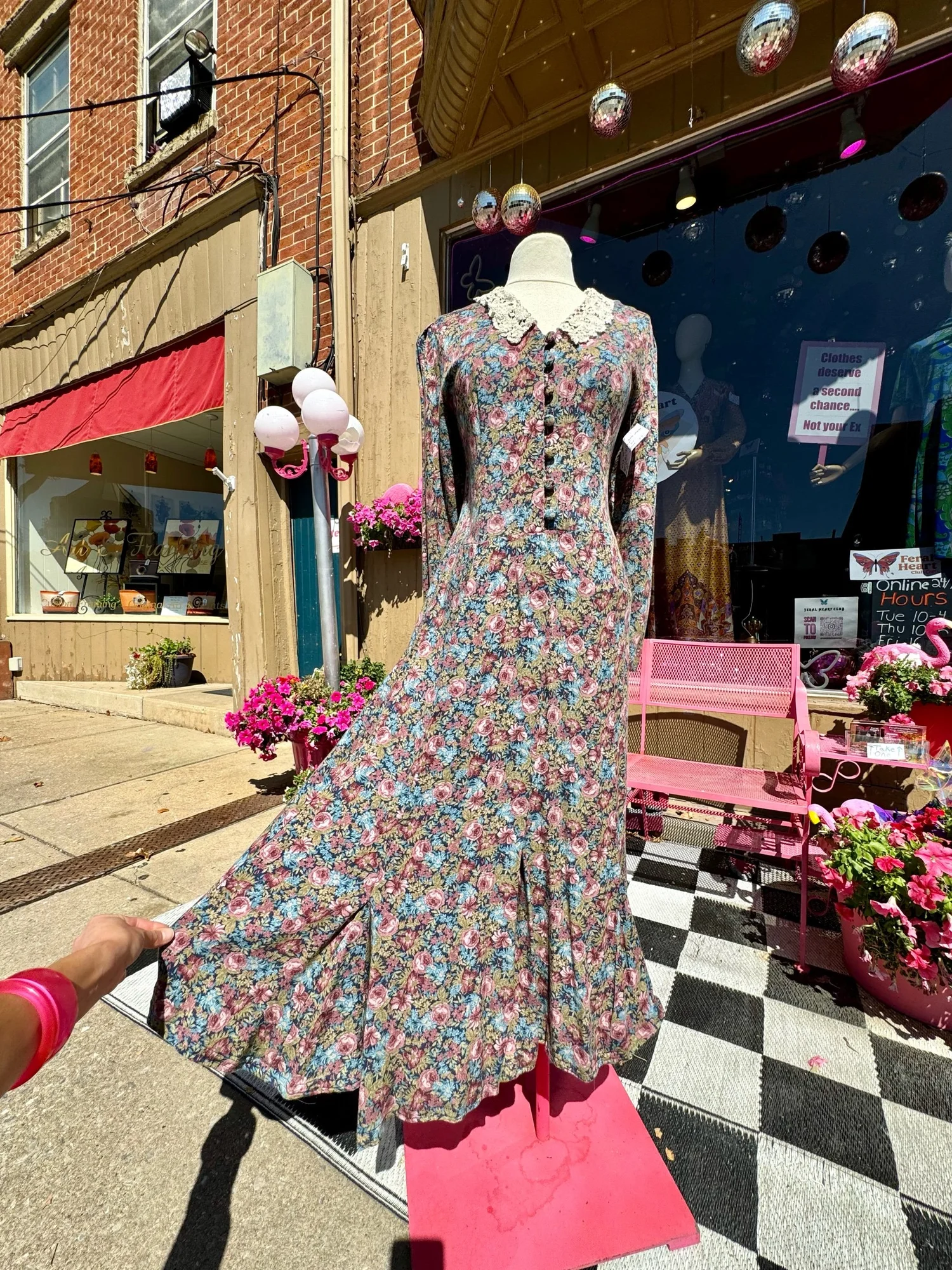 Medium Bust 38” 90s Floral Maxi Mom Dress with Lace Collar by