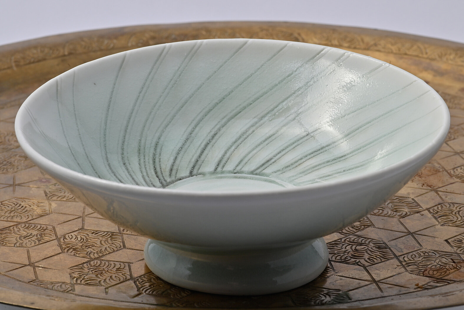 Kleine Seladonschale aus Porzellan.