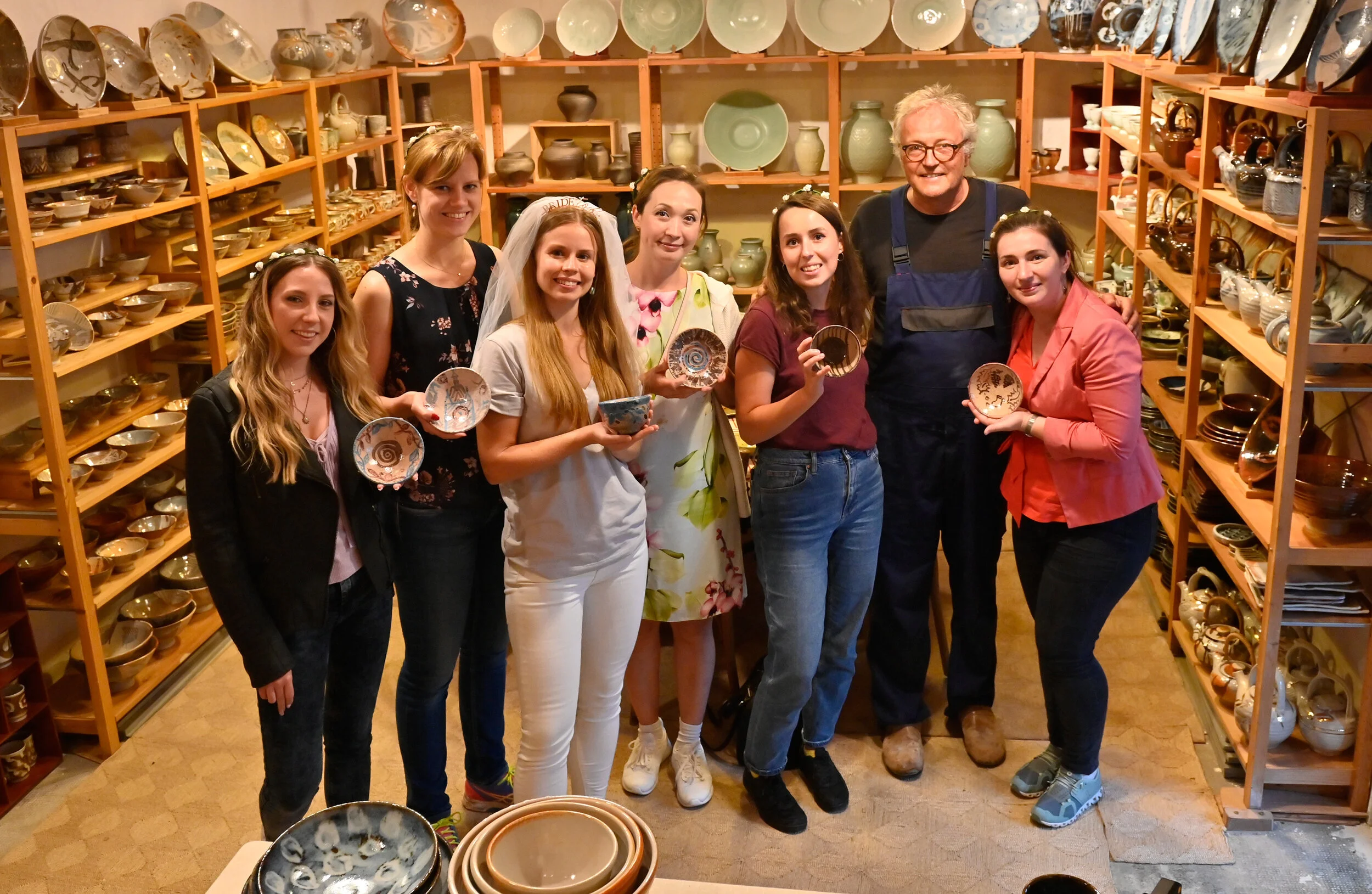 Auch einen Polterabend können Sie in meiner Töpferei feiern. Wir finden individuelle Lösungen für Ihre Wünsche.