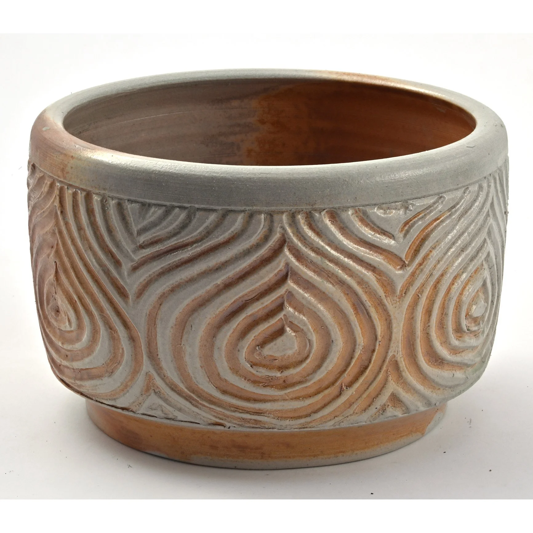 Schale mit geschnittener Oberfläche im Holzofen gebrannt