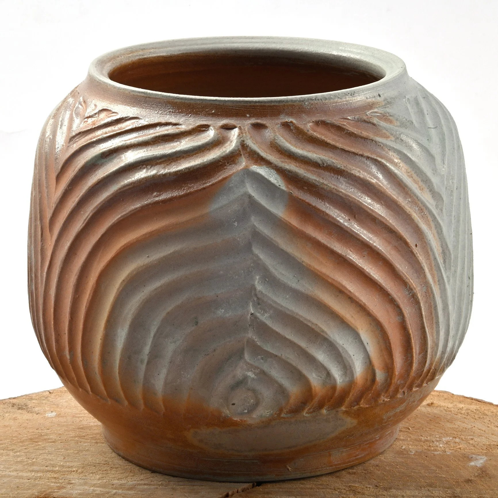 Vase mit geschnittener Oberfläche im Holzofen gebrannt