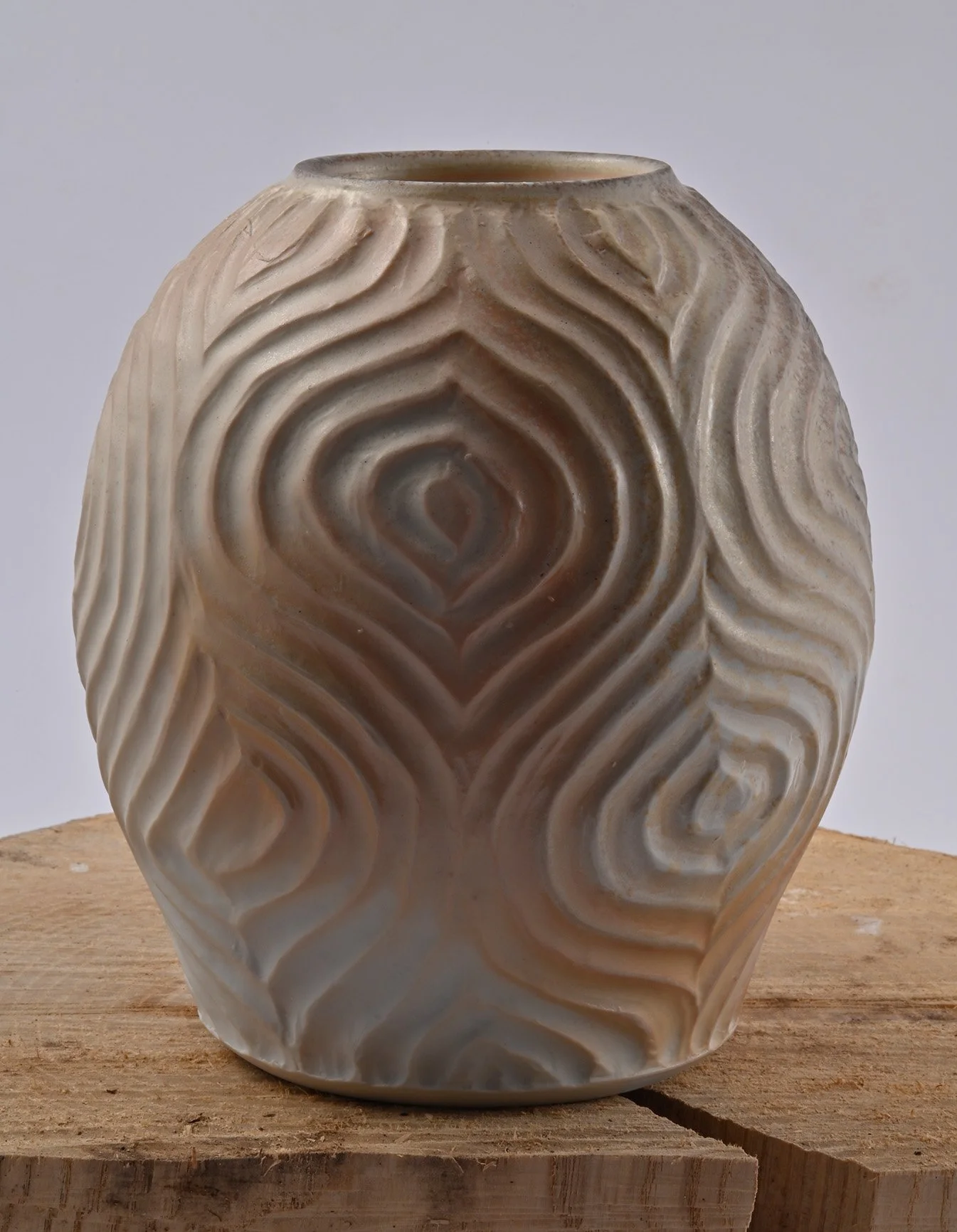 Vase 2 mit geschnittener Oberfläche im Holzofen gebrannt