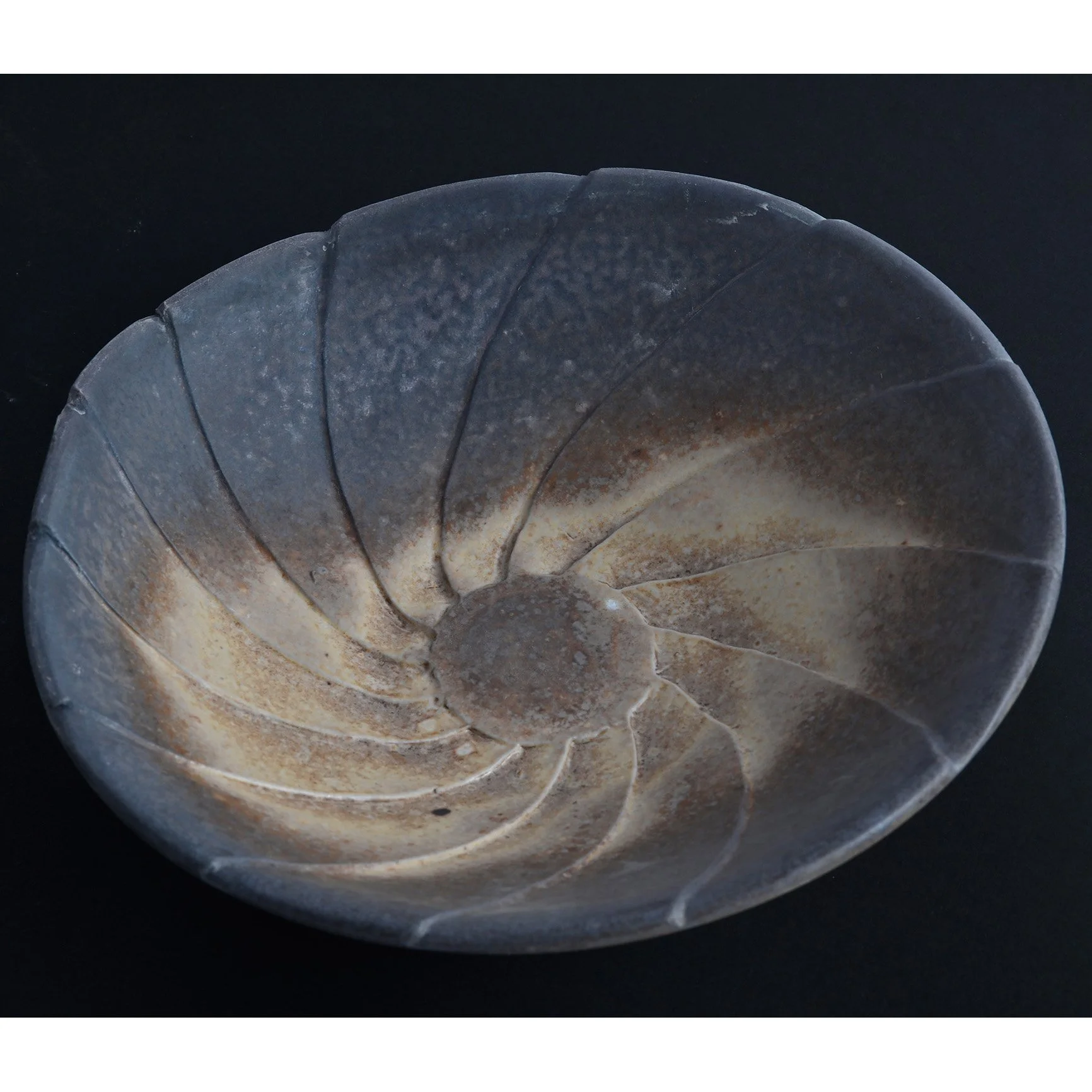 Kleine Schale Porzellan mit geschnittener Oberfläche im Holzofen gebrannt