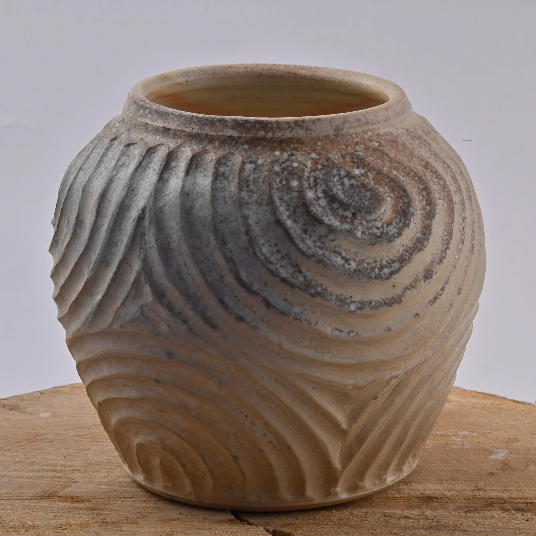 Vase aus Porzellan mit geschnittener Oberfläche im Holzofen gebrannt