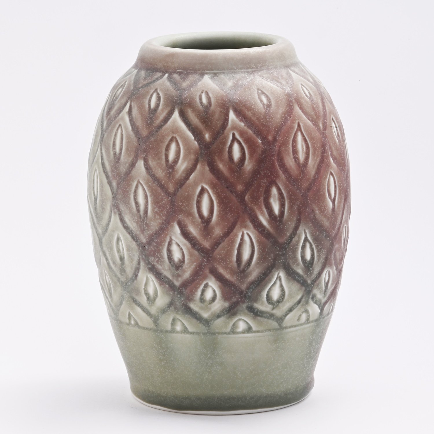 Vase mit eingeschnittenen Muster. Seladonglasur mit kuperrotem Anflug.