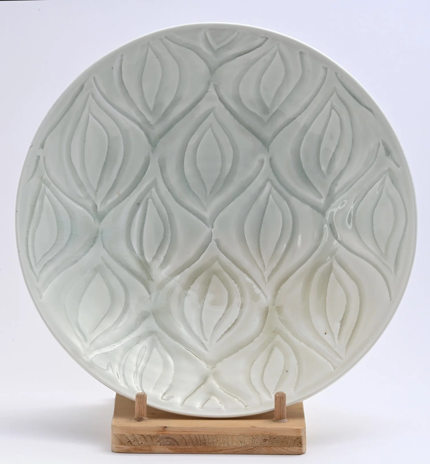 Schale mit eingeschnittenem Muster. Seladonglasur.