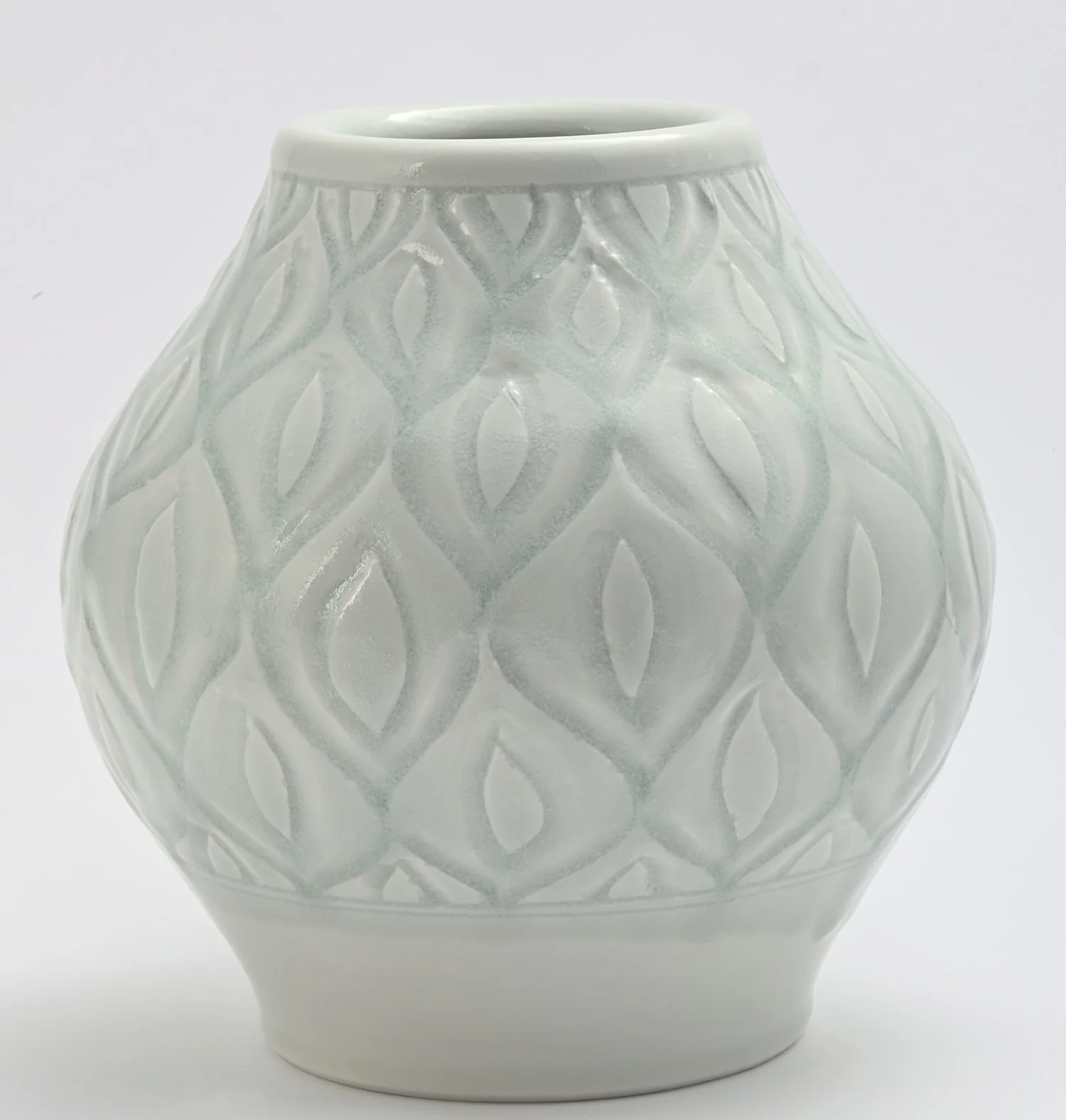 Vase mit eingeschnittenem Muster. Seladonglasur.