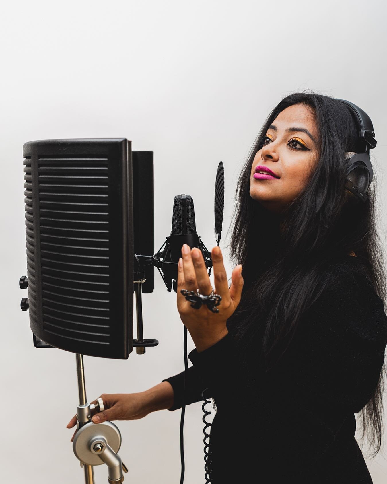 A lot of music work at Tru Studio. Recording vocals with 
singer @nabanitanandyghosh 

Make sure you stay tuned for music video. 

@presonus @studioonetips #presonus #audio #faderport #studioshot