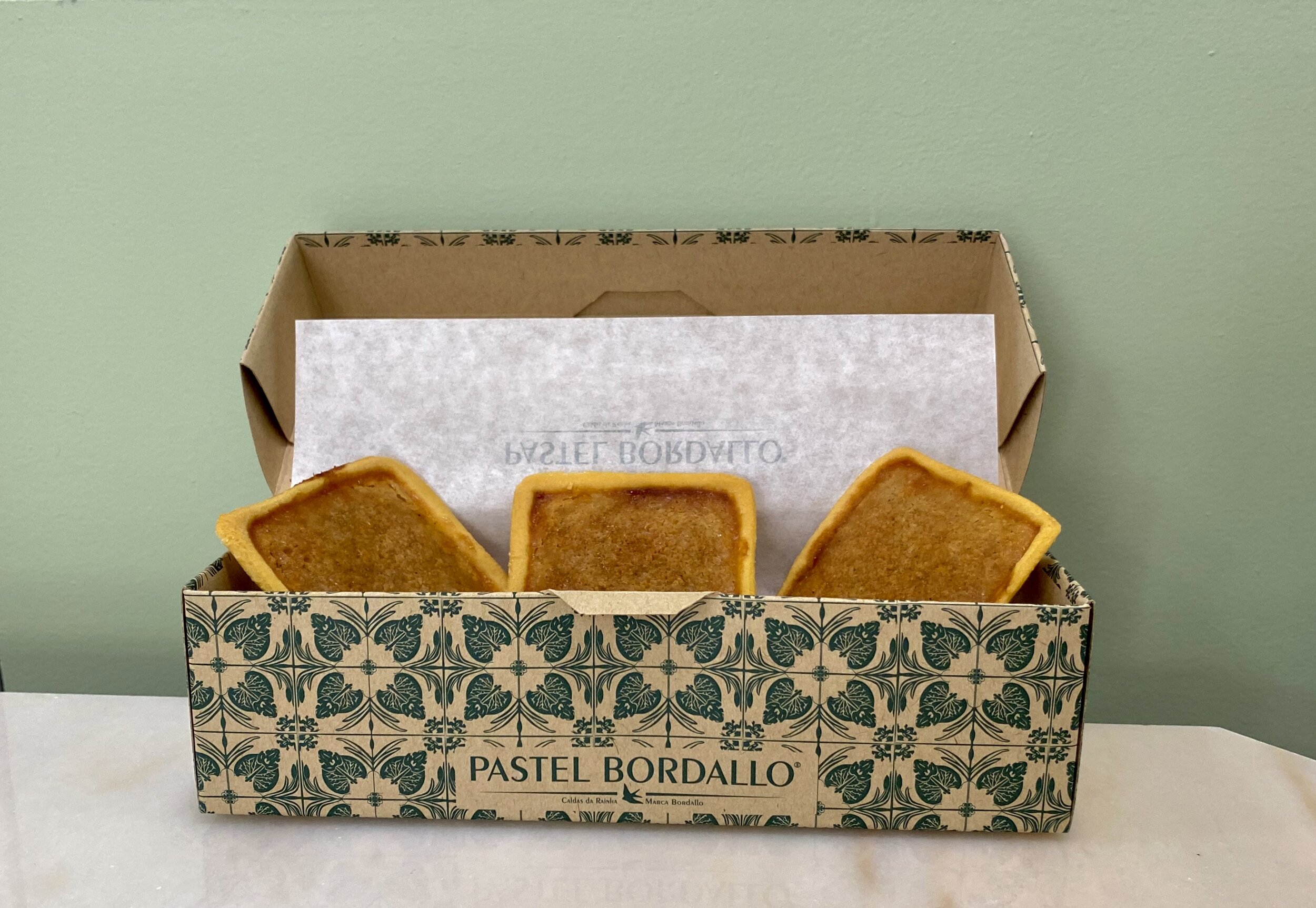 Caixa com Queijadas de Grão "Pastéis Bordallo" 6