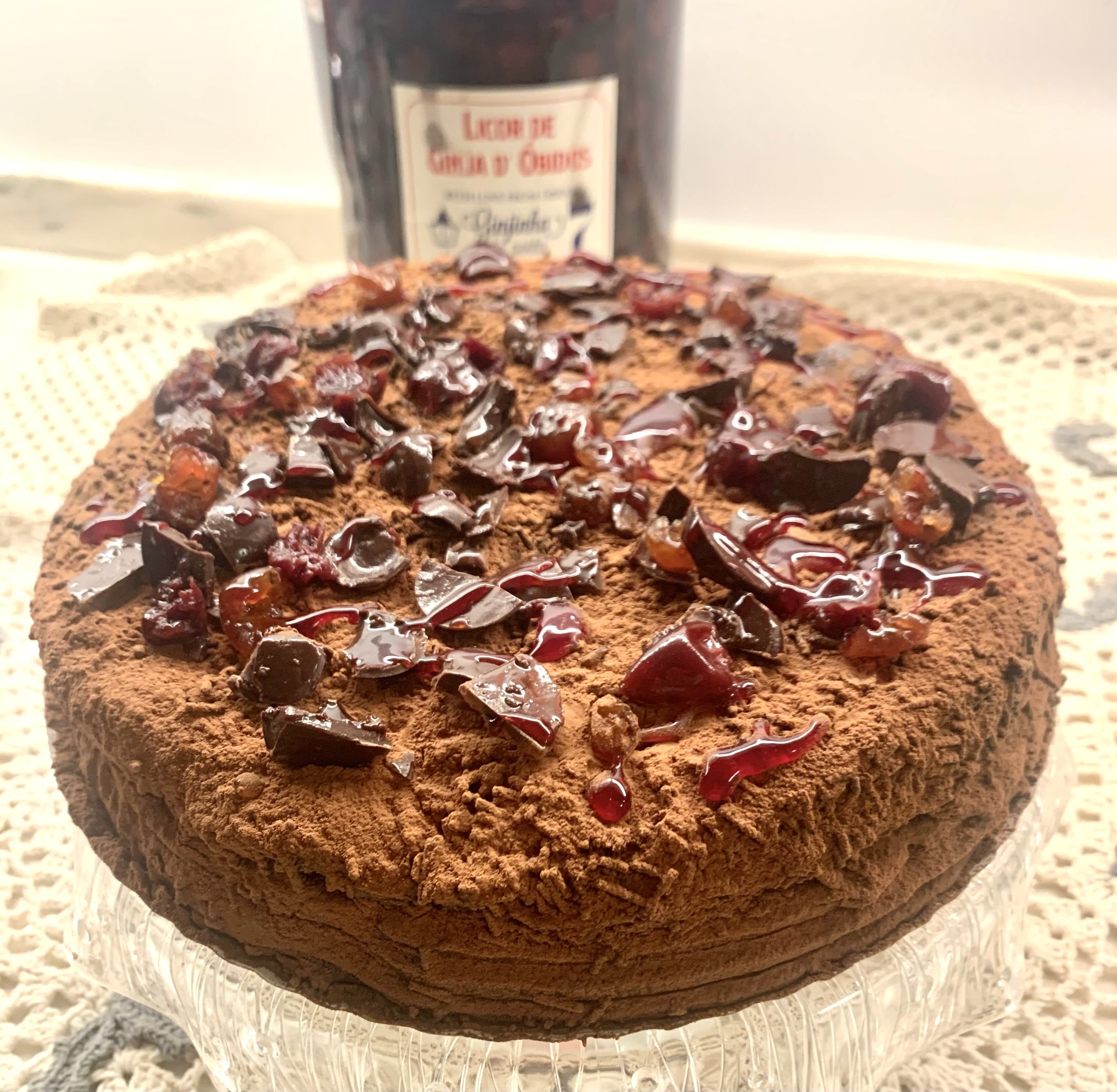Bolo de Chocolate com Ginjas em Licor de Ginja, Cacau Cru e pedaços de Cacau Cru