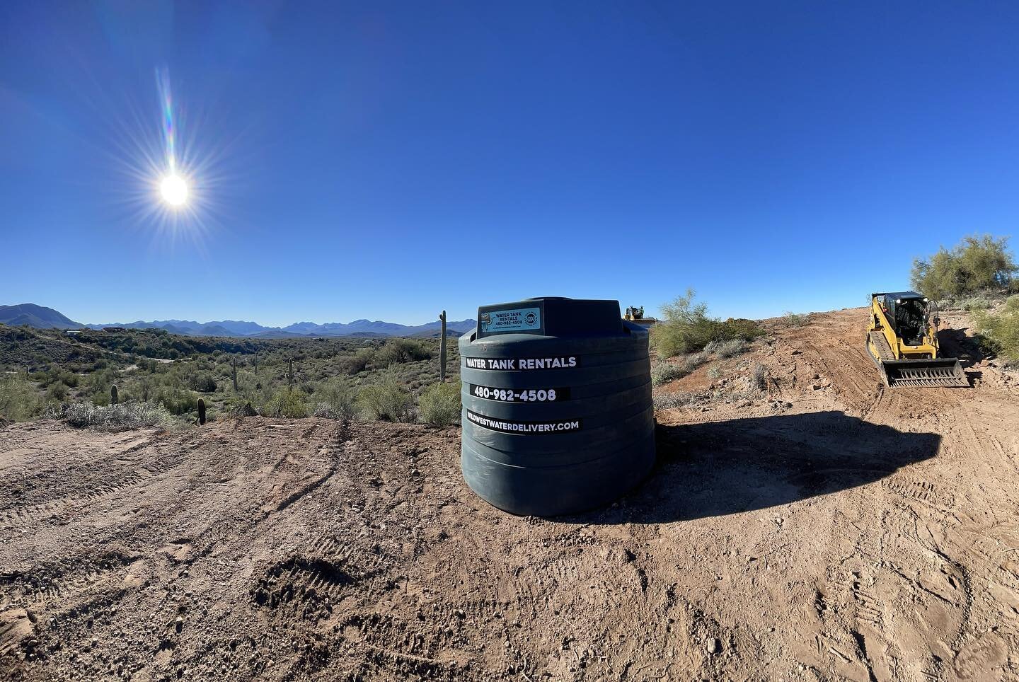Dropped another tank/pump out on a hillside in Ft McDowell 💦
&bull;
The guys over @red_hawk_construction are knocking out some dirt work on this hilltop for the customer🤘🏻
#wildwestwaterdelivery #tankrentals #potablewater #watertruck