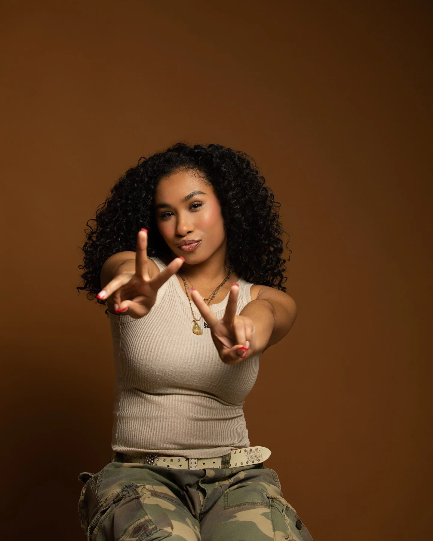 life lately // 💕

1. @tothekidiwas @andrewfennell this project is so dope !
2. Santa was very very very kind to me ☺️
3. we fly or whateva 🫶🏽
4. El Patron ! 🥰 @lawrence.edmondson 
5. WE DID IT !! @criscialong 🥹❤️
6. Joy - personified ❤️☀️
7. Mov