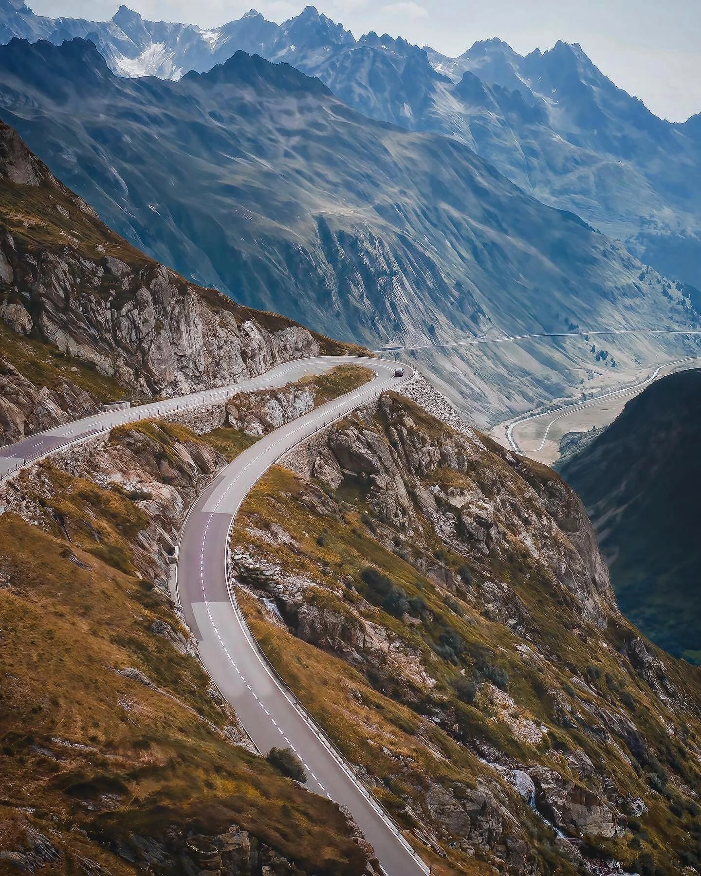 Sustenpass in #Switzerland at the foot of the Gotthard mountain massive 📸 @skeyelad 🤟🏽 #chasingHIGHS

🔥 Join our STRAVA community, link in bio&hellip;

💫 Have you ridden here? Share your stories with us and tag your friends in the comments&helli