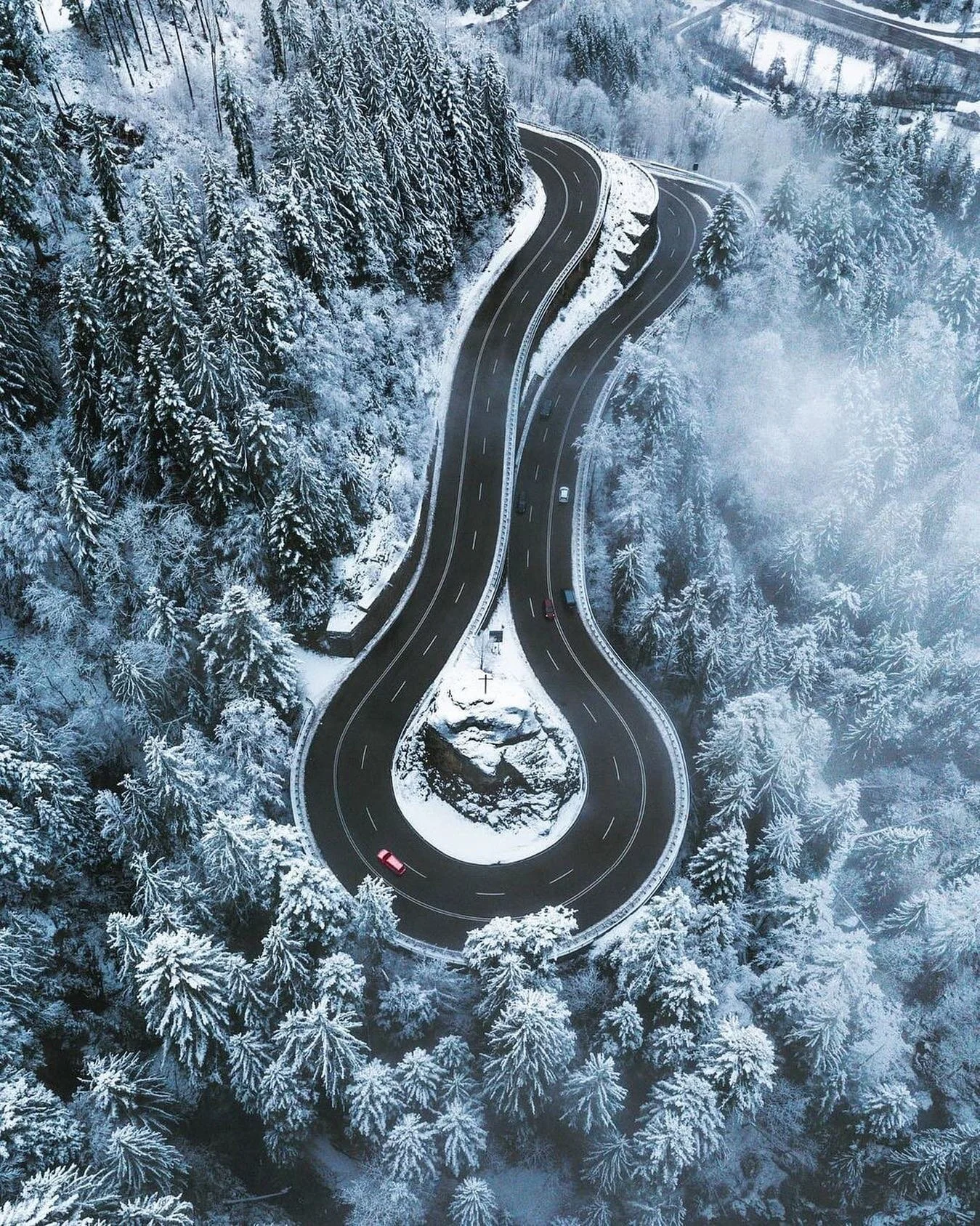It&rsquo;s spring! There&rsquo;s nothing better than snow covered switchbacks other than sunshine covered switchbacks&hellip; bring it on 📸 @_marcelsiebert #schwarzwald 🤟🏽 #chasingHIGHS

🔥 Join our STRAVA community, link in bio&hellip;

💫 Have y