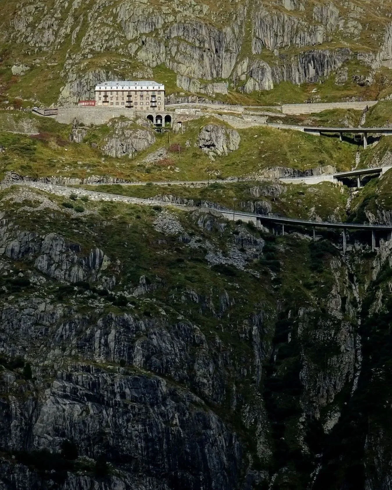 Hotel Belvedere in profile on the epic #furkapass on the approach from Grimselpass 📸 @adamkolarski 🤟🏽 #chasingHIGHS

🔥 Join our STRAVA community, link in bio&hellip;

💫 Have you ridden here? Share your stories with us and tag your friends in the