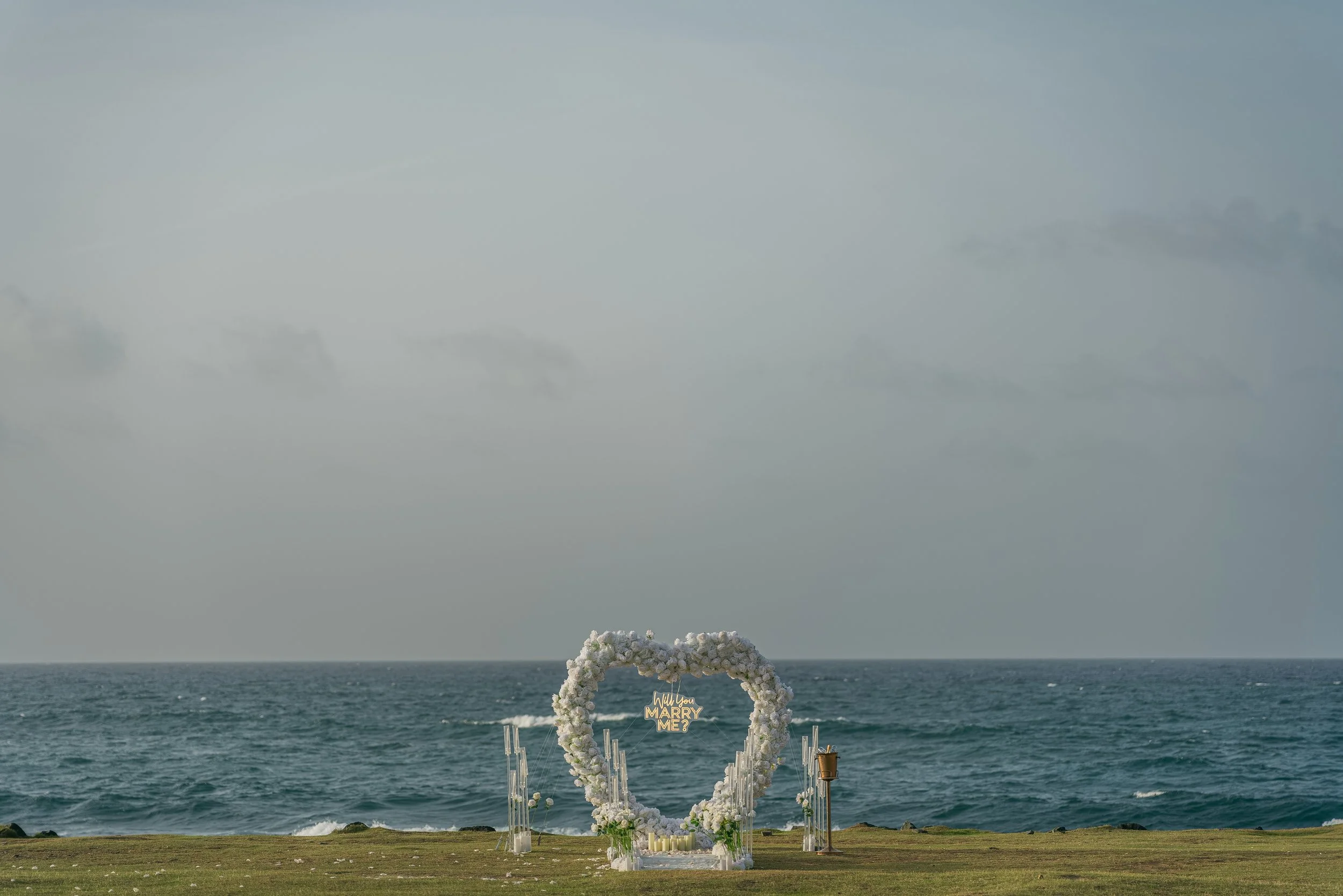 Luxury marriage proposal decoration in Escambrón Beach shot by a wedding photographer in Puerto Rico