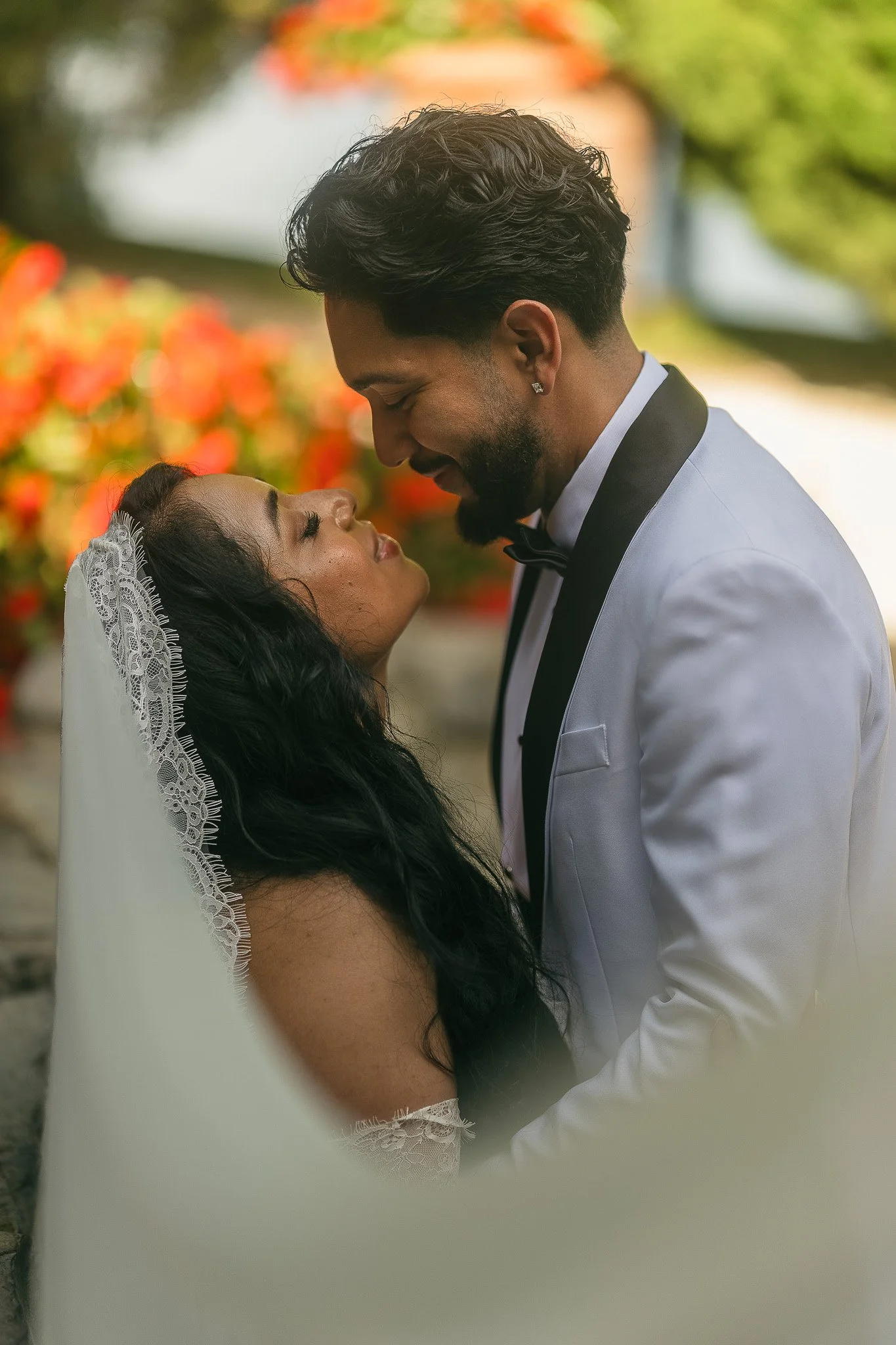 Couple kissing during an editorial elopement at the Villa del Balbianello in Lake Como shot by a wedding photographer in Italy