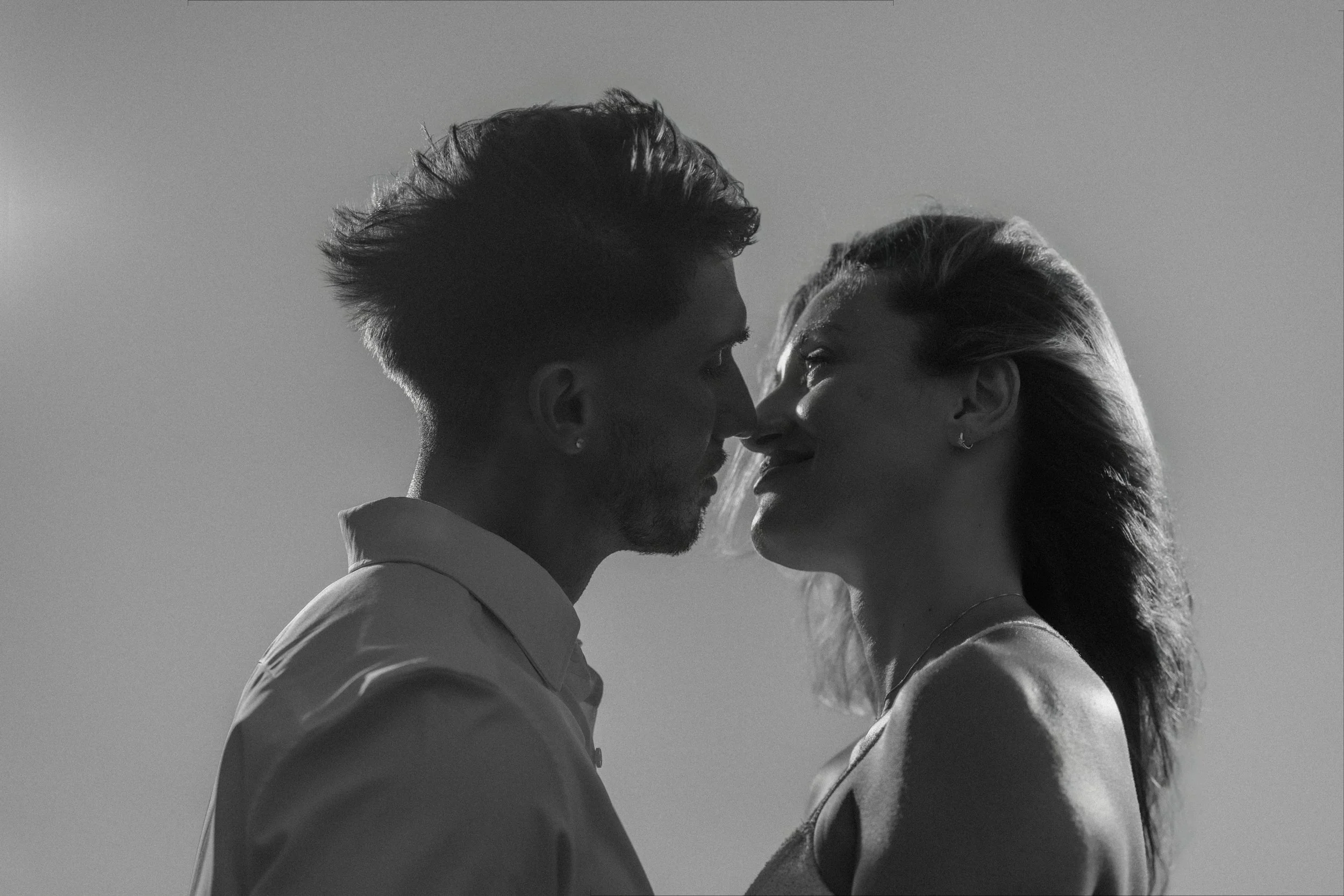 Editorial portrait of a couple kissing in Escambrón Beach during their marriage proposal engagement session in Puerto Rico