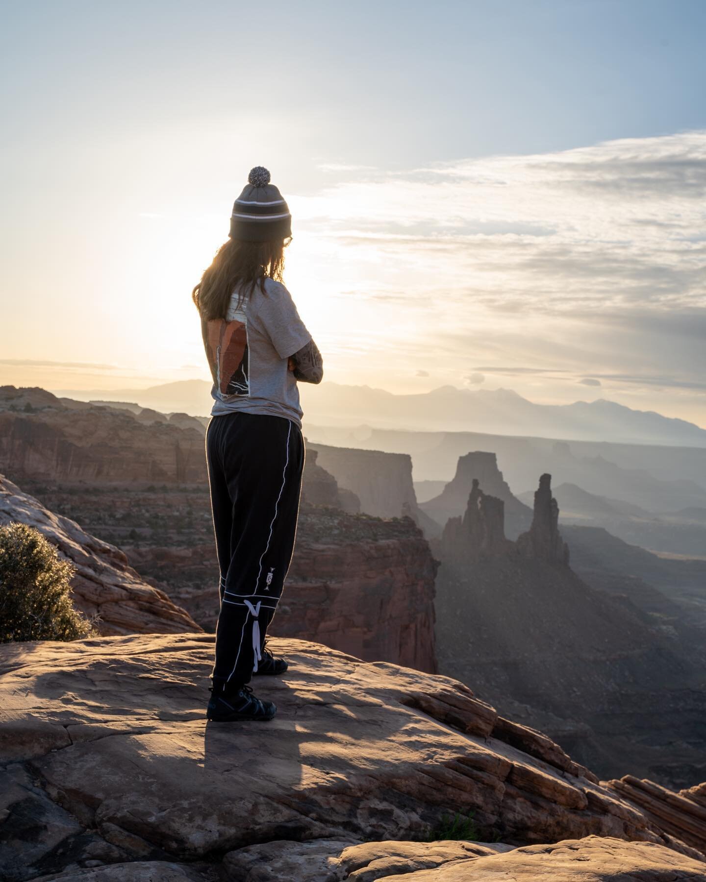 Travel portraits are a great way to honor a memorable trip! This was one of the most glorious sunrises ever with @lina.cecilia 🏜️

#travelportraits #portraitphotography #sunriseview #canyonlands #goldenhourlight