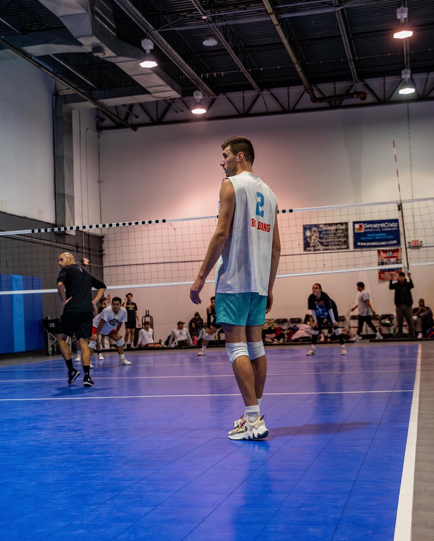 Shots of my homies getting UP ✈️ from last week&rsquo;s twilight tournament 🏐🔥@stickle_ @billple 🚀
Great night of some fun volleyball! Thanks again @gsevolleyball #sportsphotography #volleyballlife