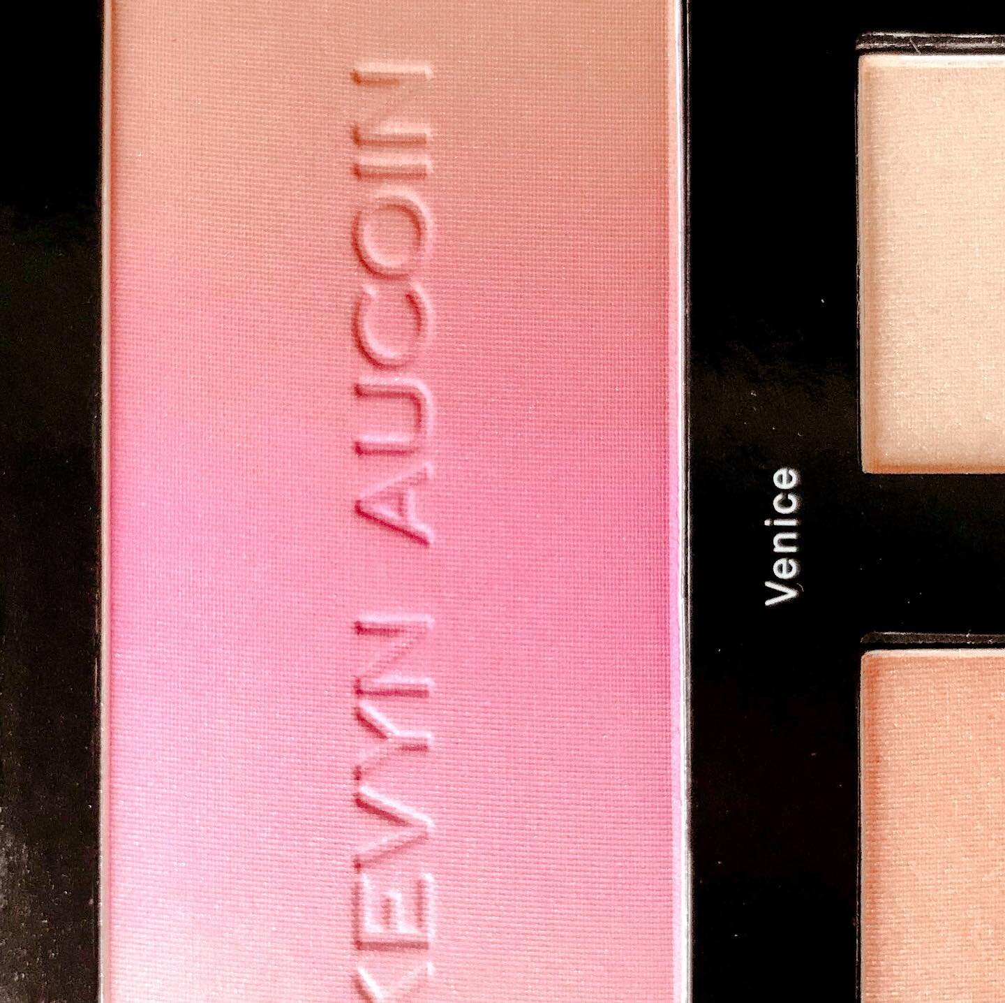 Living a life that make you blush when you talk about it 🦢 current mood &hellip;

Can&rsquo;t stop staring at this pretty gradient on @kevynaucoin plate.