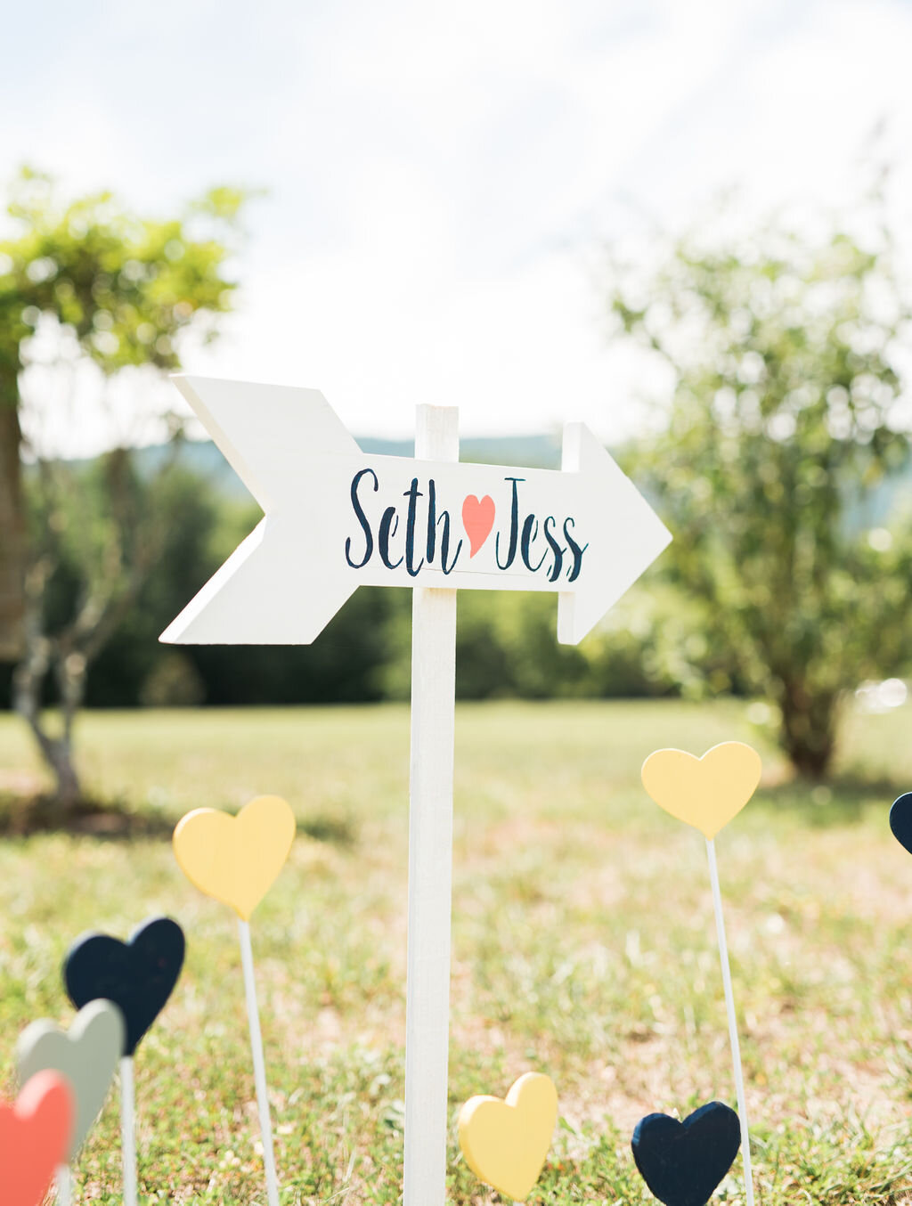 wedding sign pointing to ceremony location