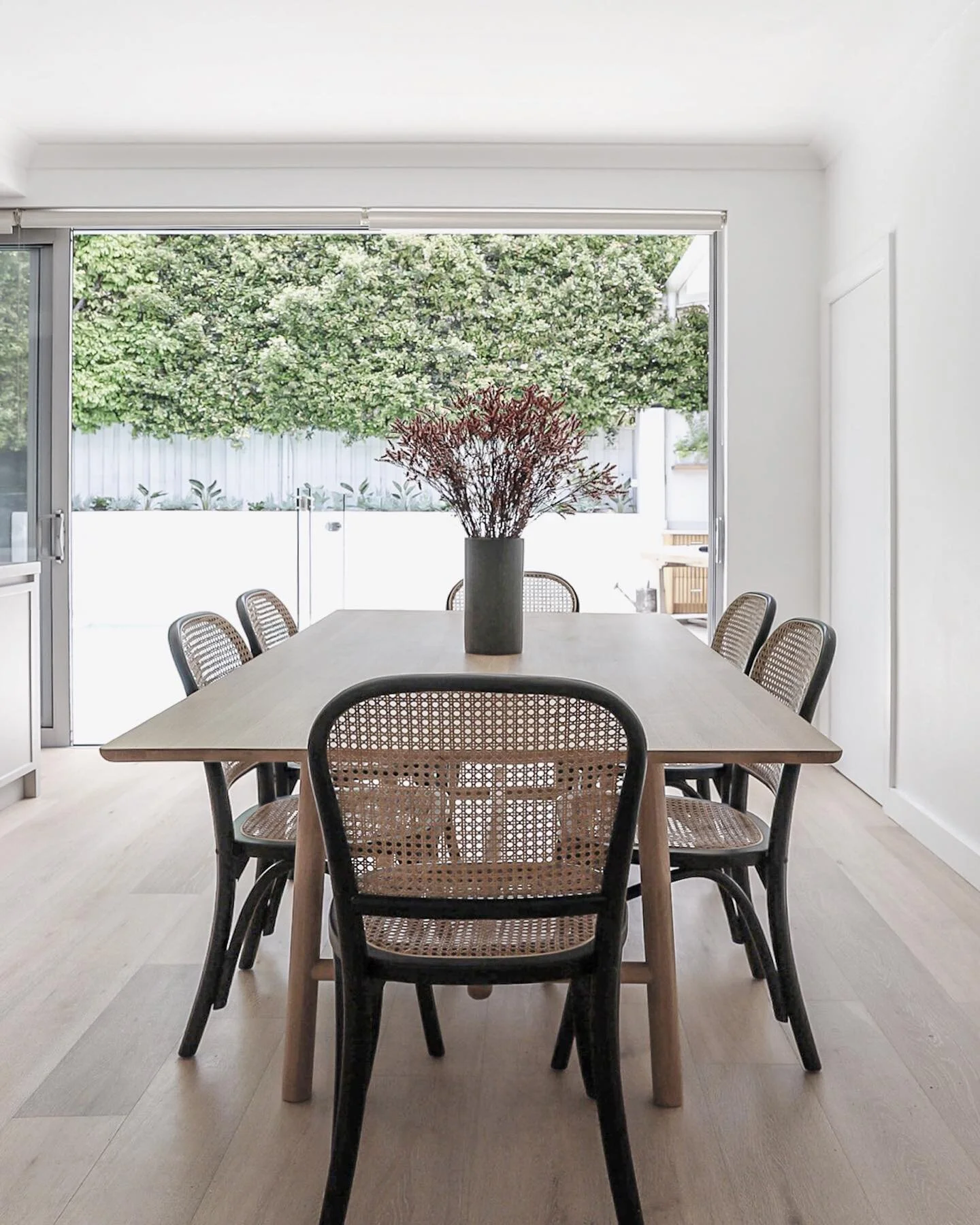 South Coogee Project | A home created for entertaining requires the right dining space 🍽 Bringing the outside in, this open plan dining area makes hosting convenient, functional and most importantly easy for the host. Because who doesn&rsquo;t want 