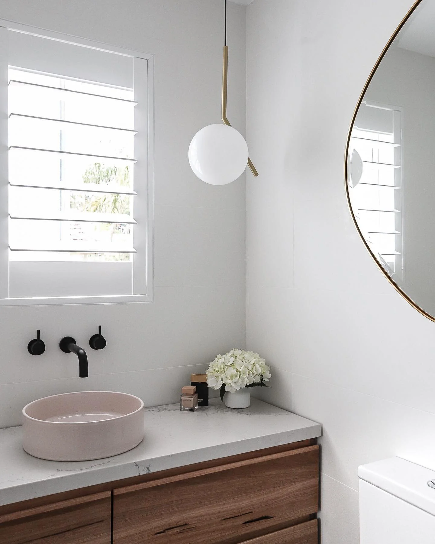Ensuite details // my favourite corner of the ensuite from my Coogee Project 🤍 from the beautiful pendant light, to the pebble mirror, there is such a beautiful, calm feeling in this bathroom. What do you think - could you see yourself spending your