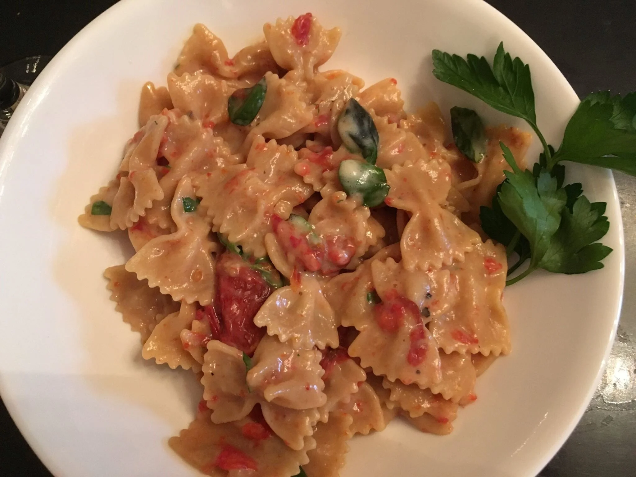 CREAMY GARLIC PASTA WITH ROASTED TOMATOES