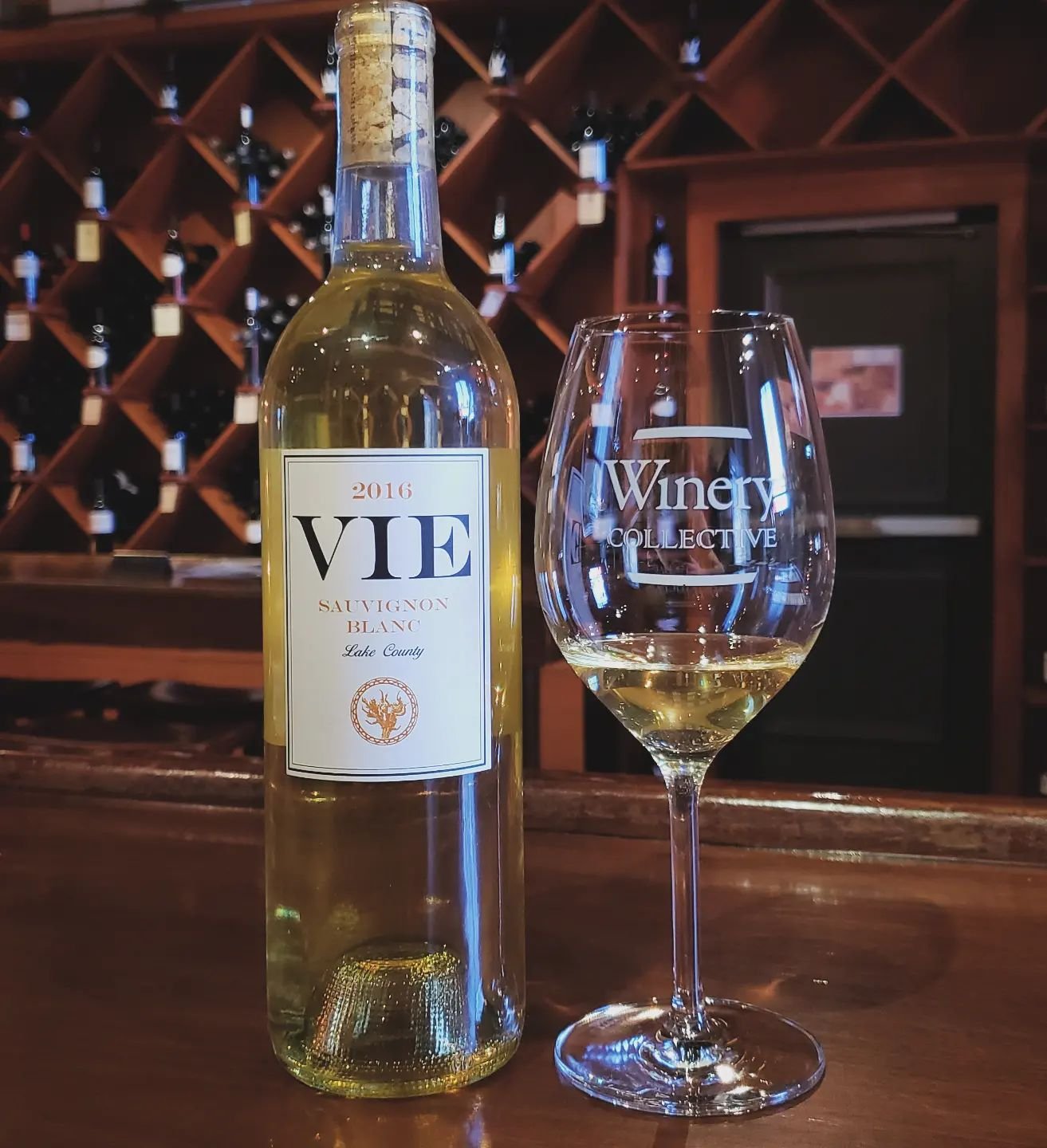 ➡️ Our 2016 Sauvignon Blanc (98 points), is a crisp, clean refreshing wine .
Notes: Hints of guava and white peach on the nose.
Bright green apple and lime on the palate.
Ideal for the spring and summer time.
Cheers

#winerycollectivesf
#fishermanswh