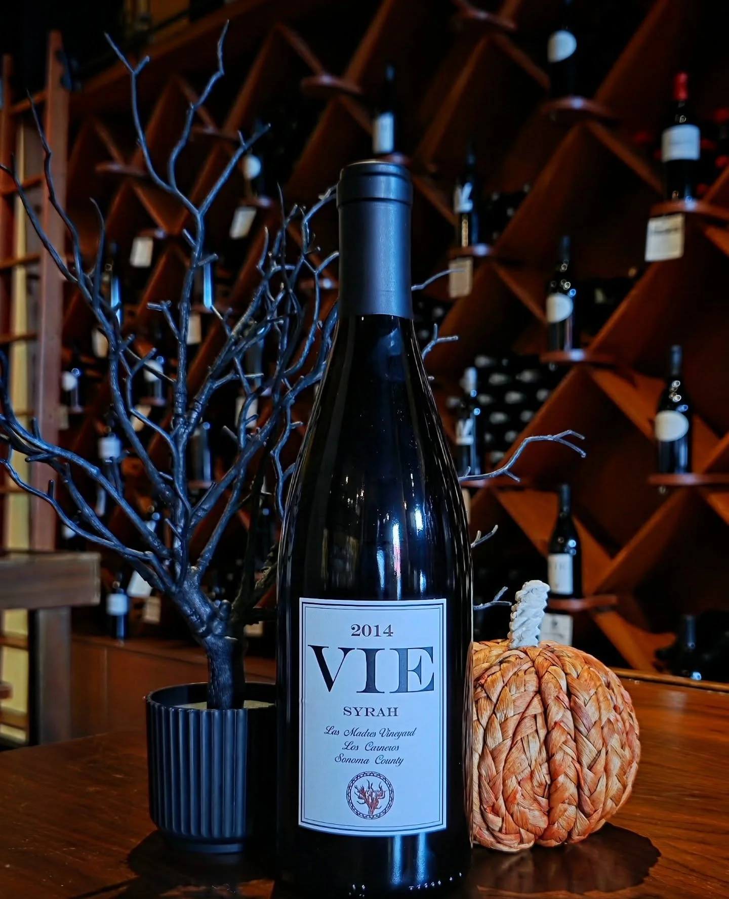 🍇Syrah 2014
📍Las Madres Vineyard, Los Carneros, Sonoma County.
Notes: The wine has big and bright blueberry fruit notes up-front, followed by dark cherry and cassis fruit on the palate with a hint of white pepper spice on the finish.
On the nose di