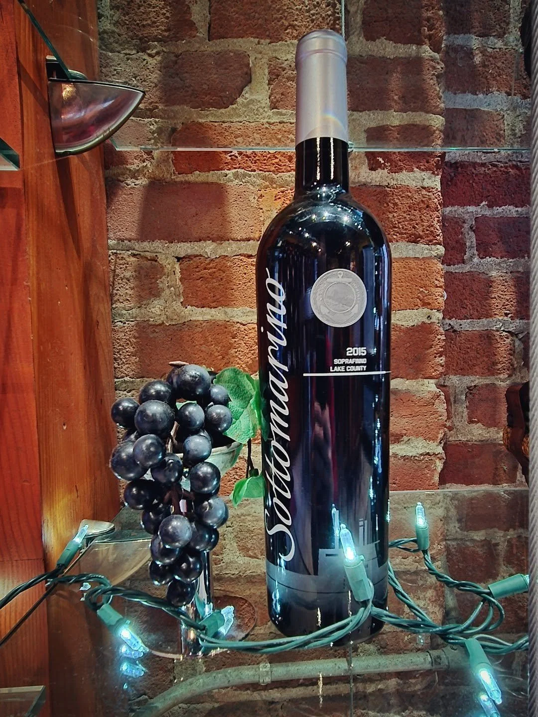 🍇Soprafino 2015 : Super Tuscan blend of Sangiovese, Cabernet Sauvignon and Syrah.
📍Sottomarino, Lake County, CA
Notes: On the nose this wine exhibits aromas of fragrant blue flowers, red berries , baking spices and exotic herbs.
On the palate black