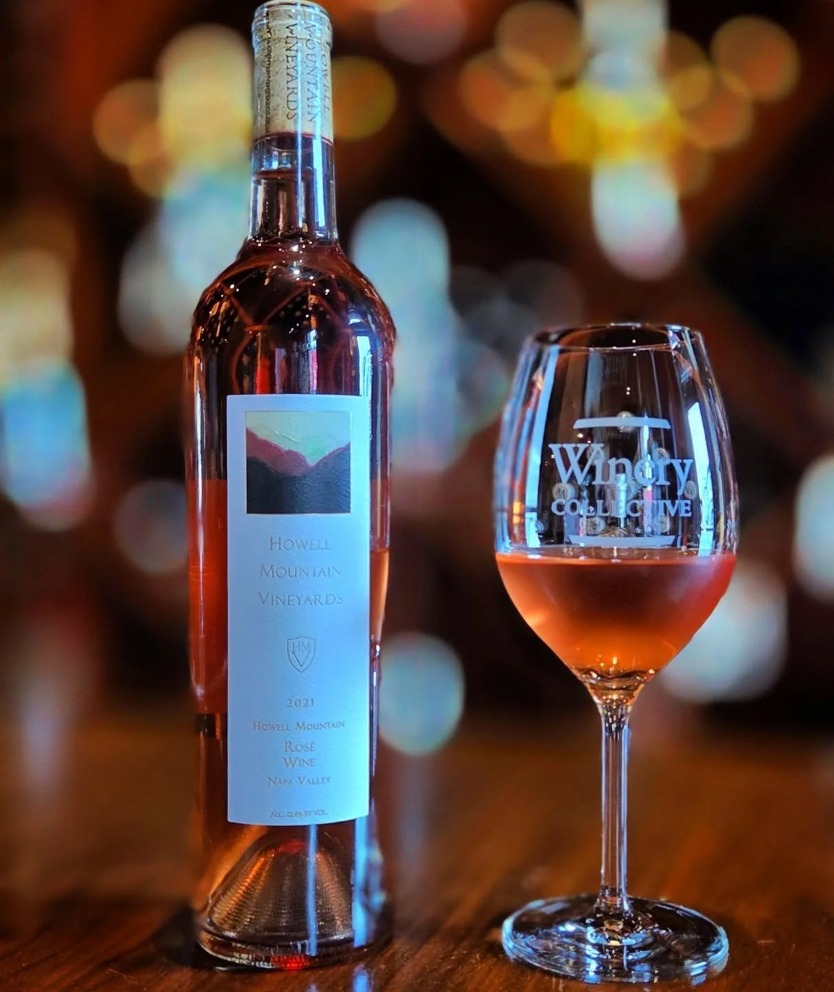 Howell Mountain Vineyards Rose
Napa 2021

Grape varieties are : Zinfandel, Cab Sauvignon and some Cab Franc.

Notes: Strawberry, vanilla,peach. Lights,crisp and refreshing. Ideal choice for warm days 🌞

Rose all day ❤️

Find it in our tasting room o