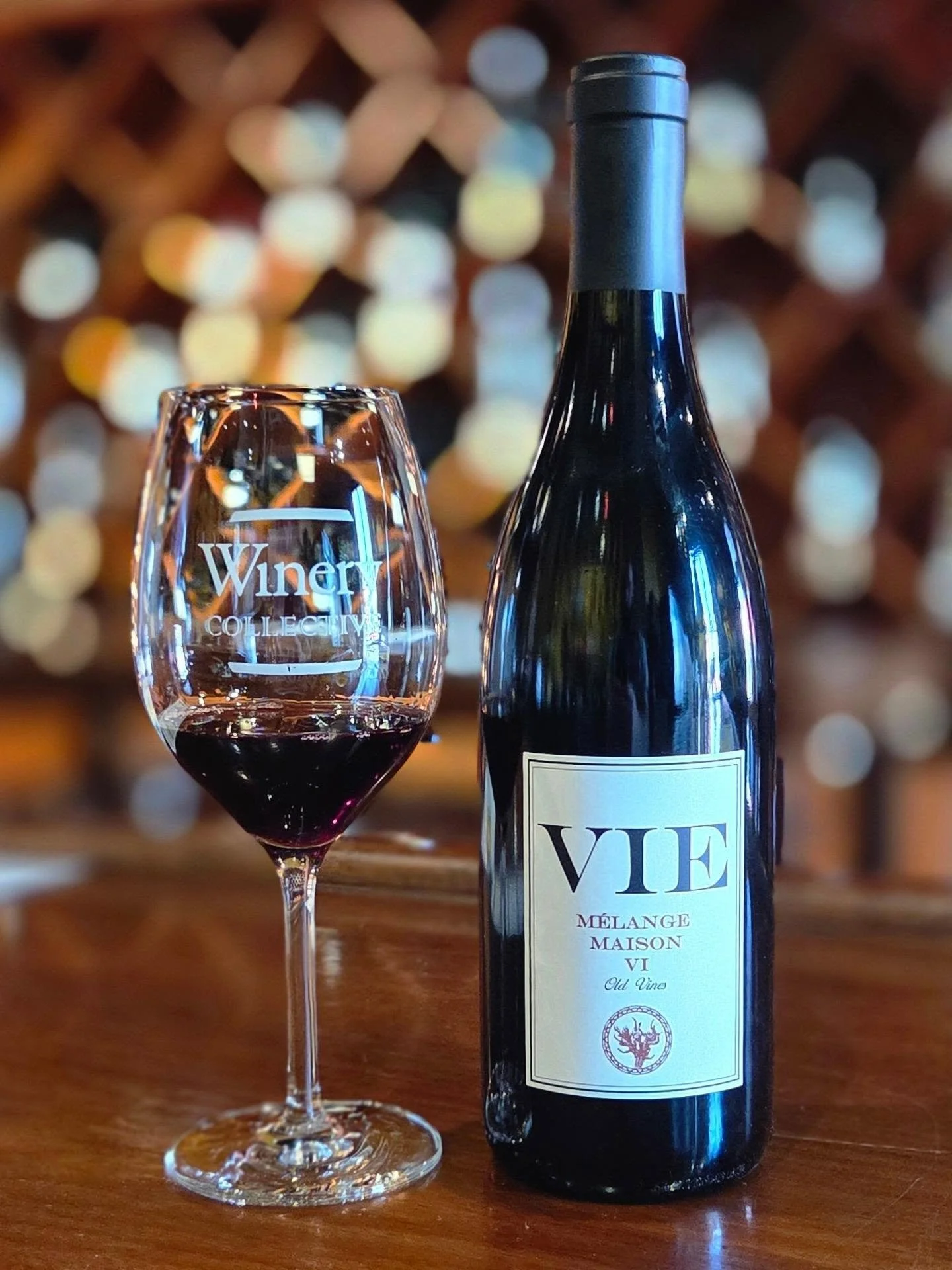 🍇Melange Maison VI (Rh&ocirc;ne Blend), Sonoma-Santa Barbara, old vines.

Medium-to-full-bodied California Rh&ocirc;ne-style red blend featuring Syrah, Mourv&egrave;dre, and Grenache.

Notes : Dark black fruits, white pepper, and a subtle hint of wh