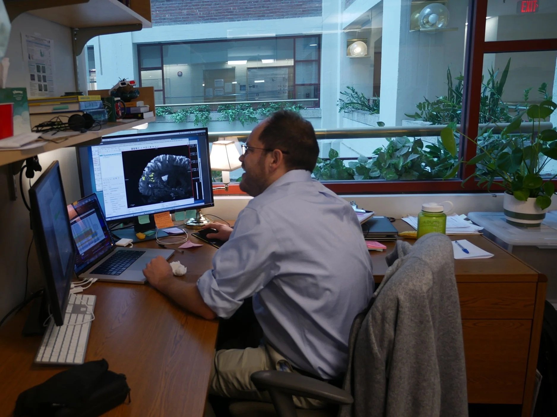 Dr. Louis Vinke conducting fMRI analyses.
