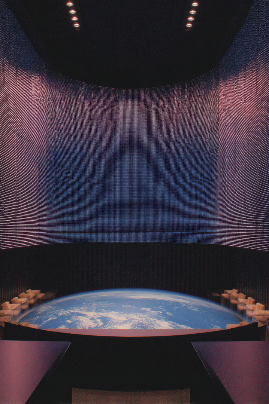 dramatic_top-floor_sci-fi_architectural_masterpiece_curved_tr_5002141f-0589-4e84-8391-8c4671f1edbd_3.png