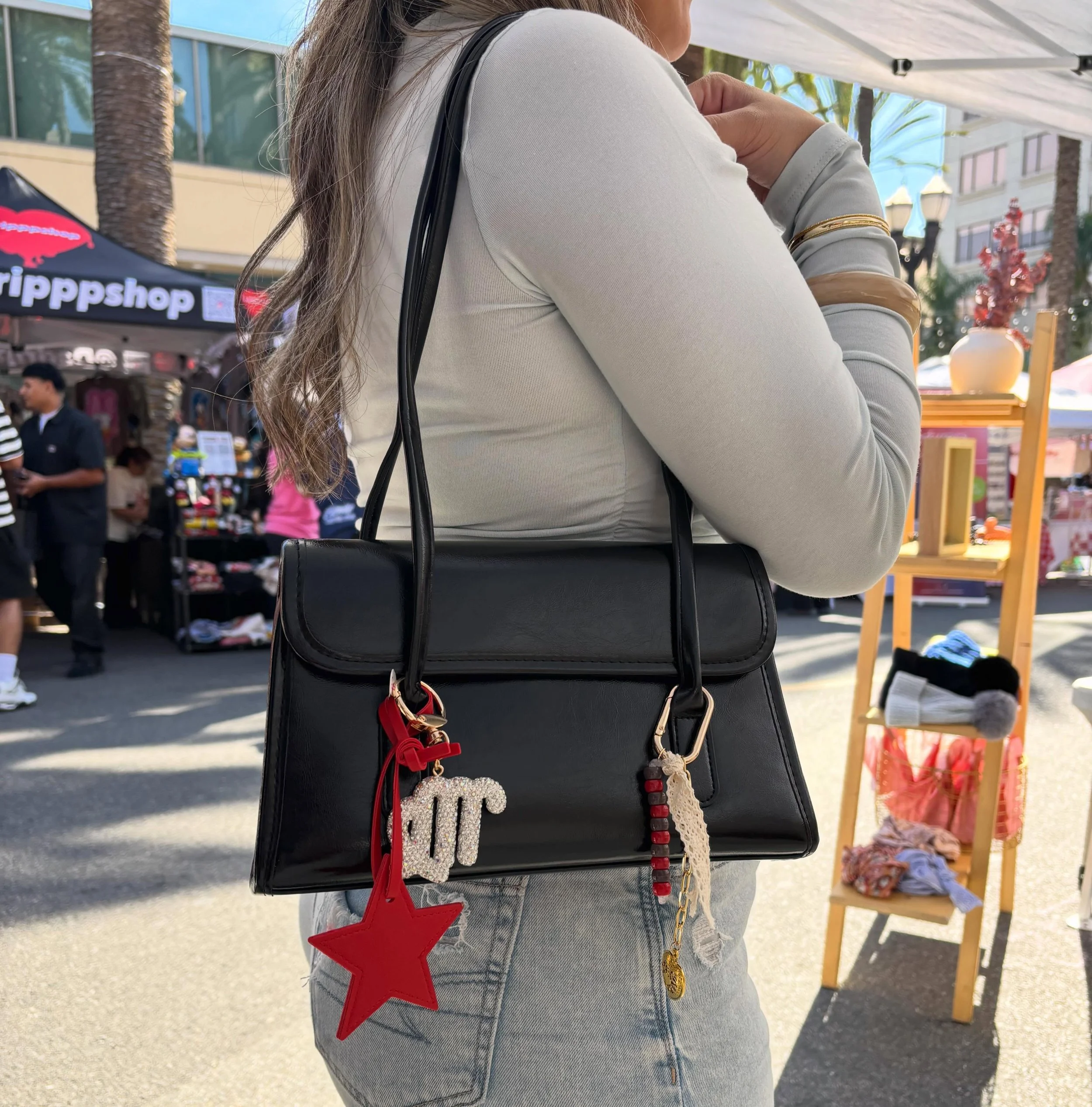 Snag our black purse this Friday 🖤
Bag charms are available on our site ✨

#purse #accessories #bagcharms