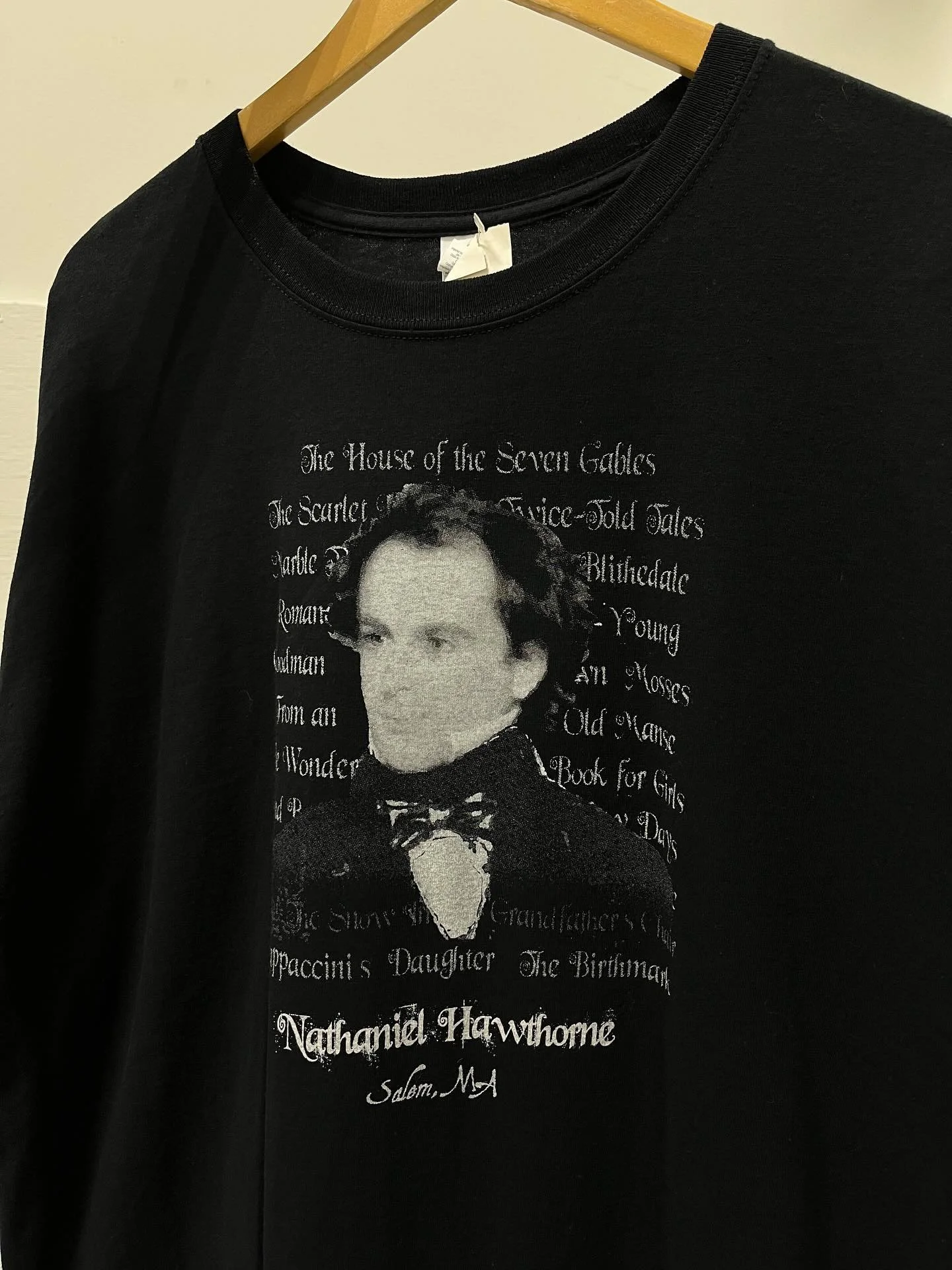 💚 Vintage Nathaniel Hawthorne tee
.
$20 + ship
DM to purchase
All proceeds go to @dcabortionfund. 
They help provide abortion access for all.
.
XL
Pit-to-Pit = 23
Length = 33
.
___________________________
#nathanielhawthorne #thescarletletter #bowdo