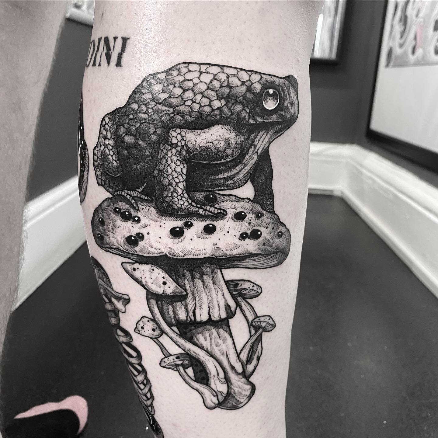 Side of calf. Thanks Jamie. ..
&bull;
&bull;
&bull;
#btattooing #darkartists #artesobscurae #txttooing #blackworkerssubmission #taot #blacktattooart #blackwork #illustration #dotworktattoo #etching #bathtattoo #tattoobath #bath #toad #toadtattoo #mus